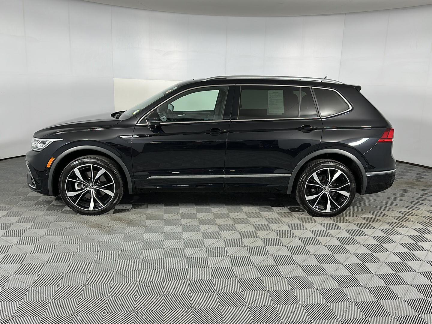 Certified Used 2024  Volkswagen SEL R-Line image 8