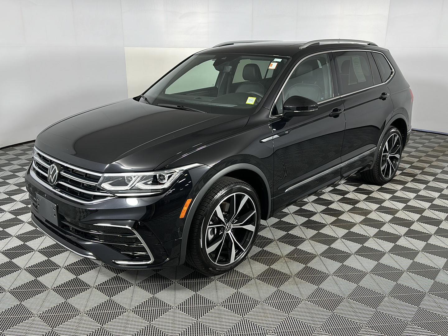 Certified Used 2024  Volkswagen SEL R-Line image 6