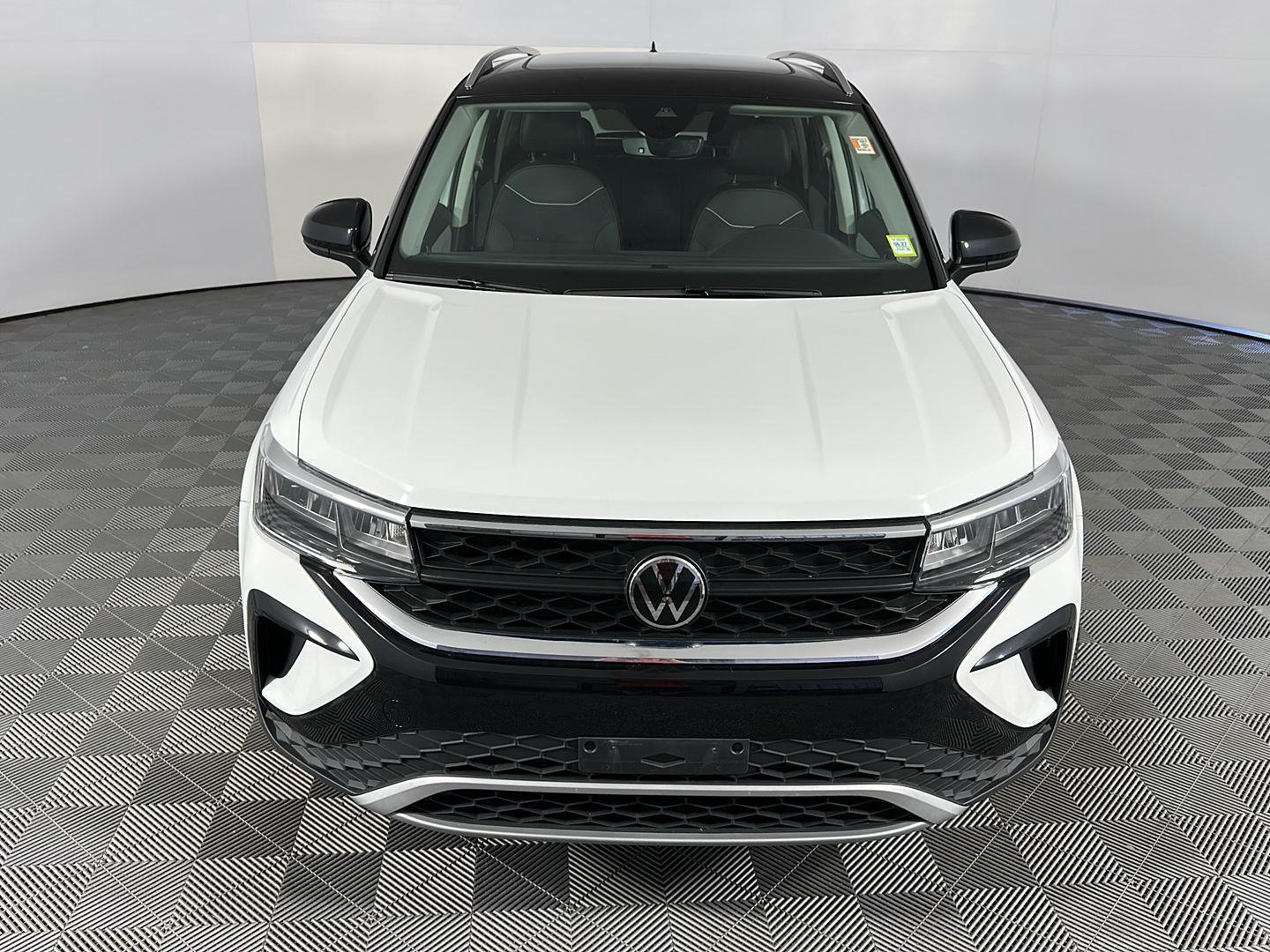 Used 2023 Pure White w/Deep Black Roof Volkswagen SE image 3