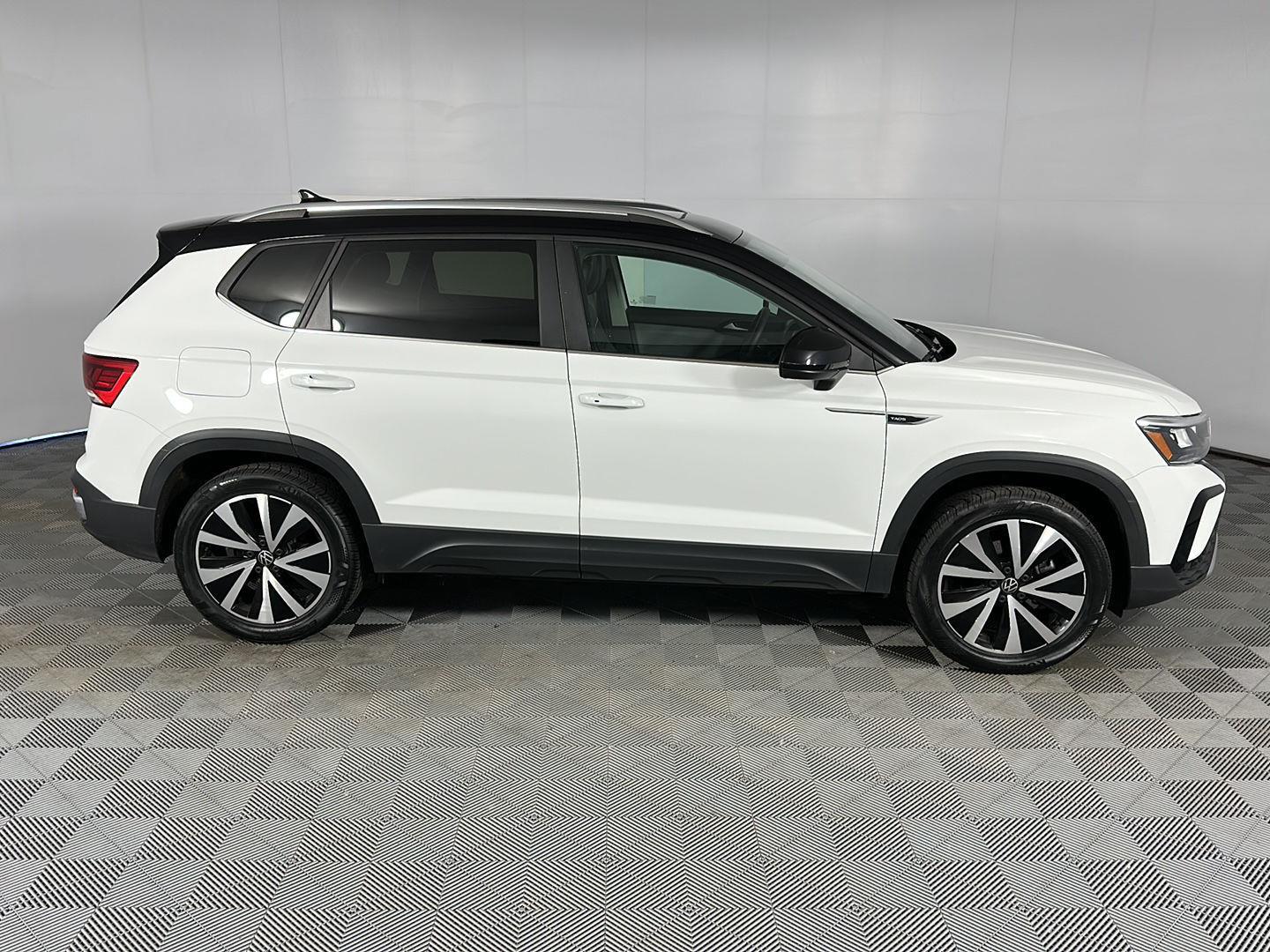 Used 2023 Pure White w/Deep Black Roof Volkswagen SE image 15