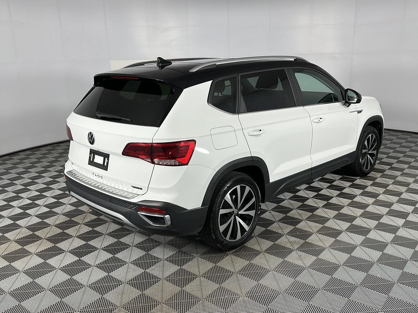 Used 2023 Pure White w/Deep Black Roof Volkswagen SE image 13
