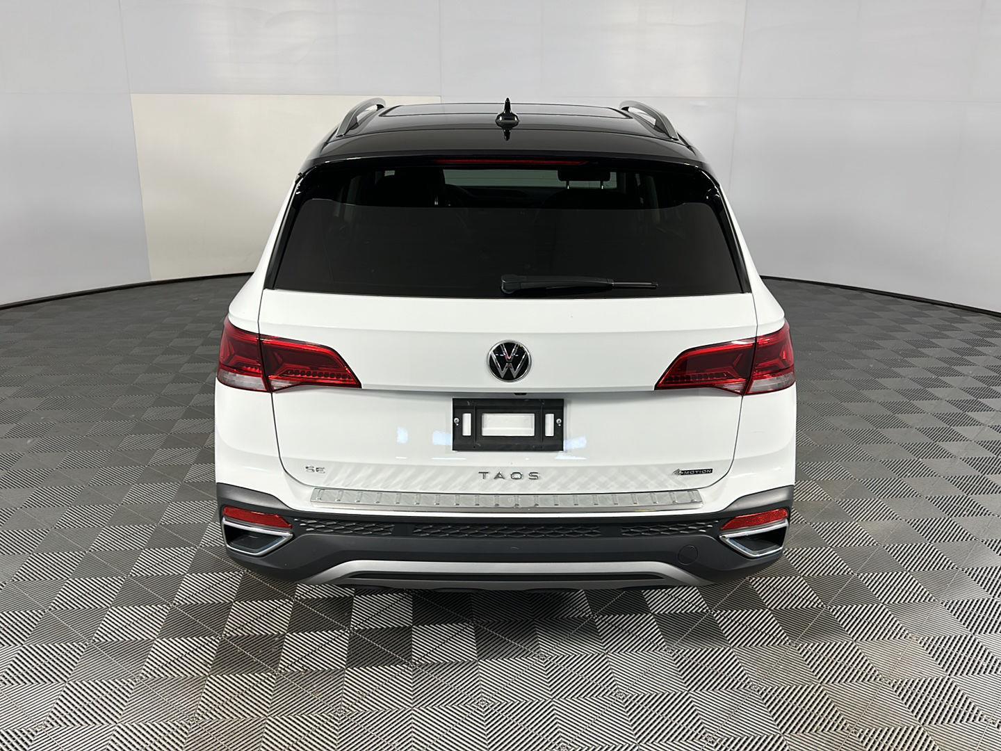 Used 2023 Pure White w/Deep Black Roof Volkswagen SE image 11