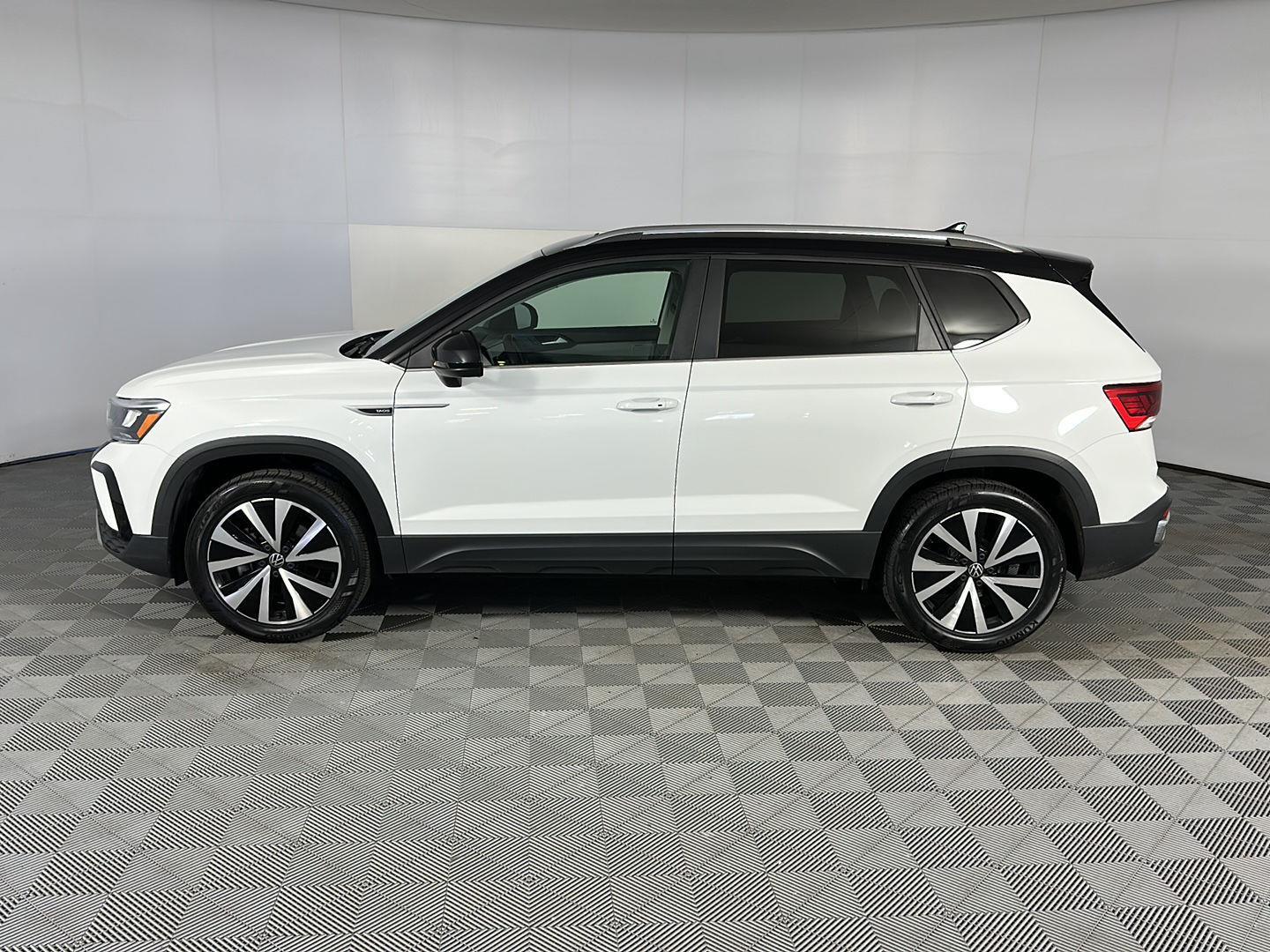 Used 2023 Pure White w/Deep Black Roof Volkswagen SE image 7