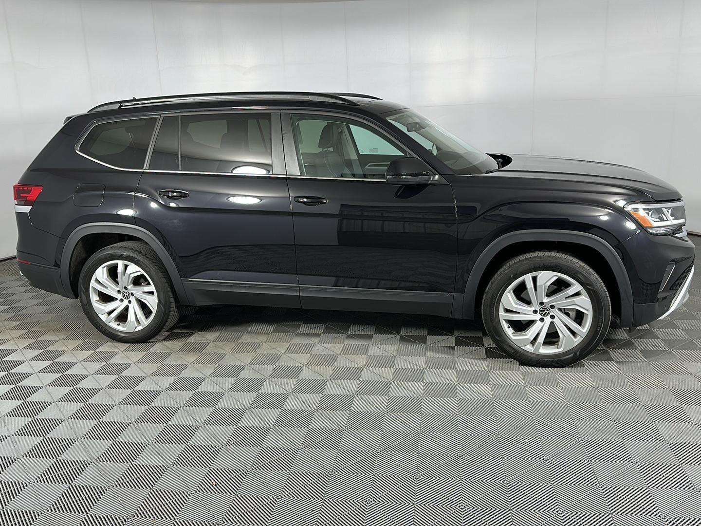 Used 2023 Deep Black Pearl Volkswagen 3.6L V6 SE w/Technology image 4