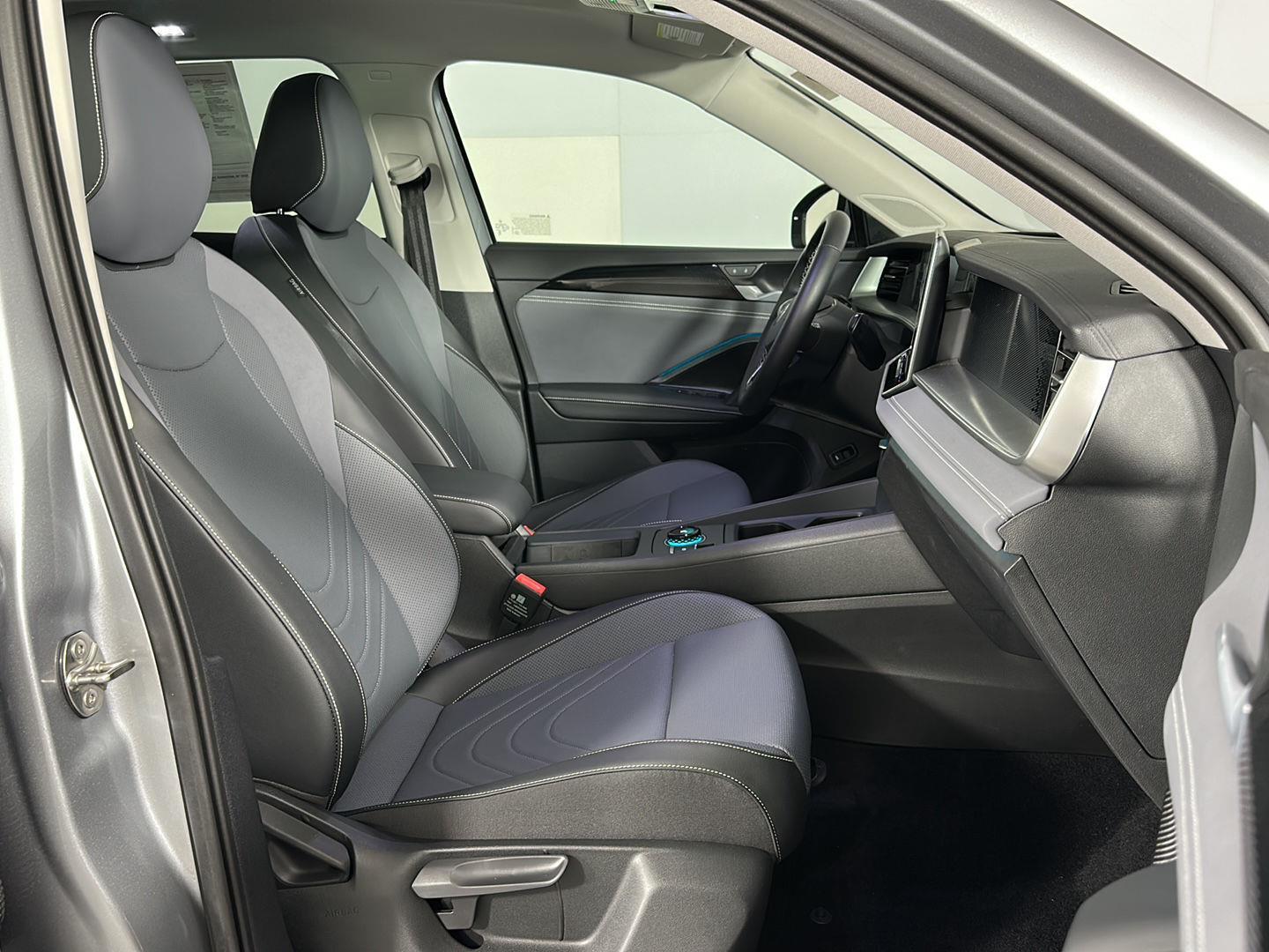 New 2025 Platinum Gray Metallic Volkswagen SE image 4