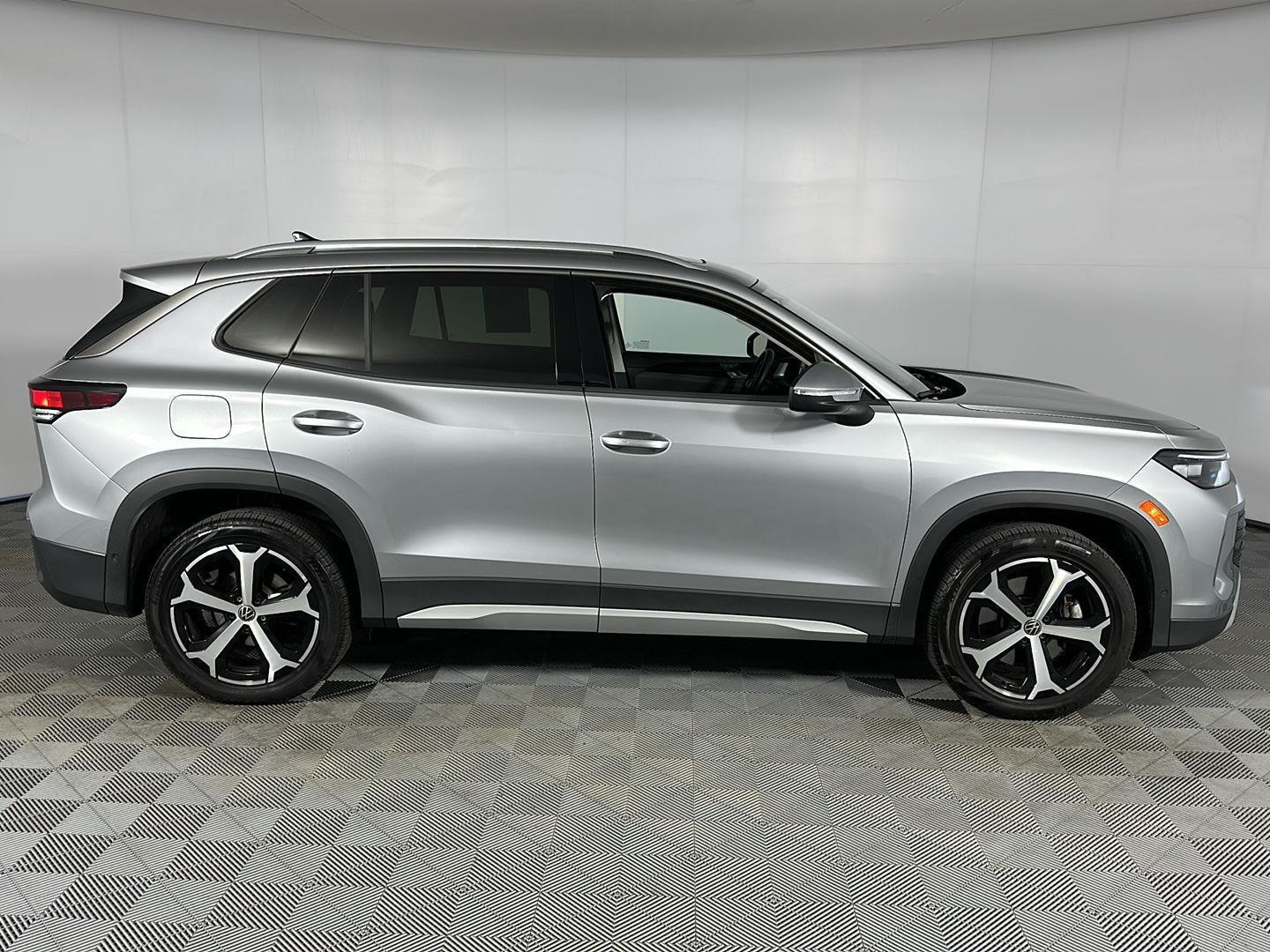 New 2025 Platinum Gray Metallic Volkswagen SE image 5