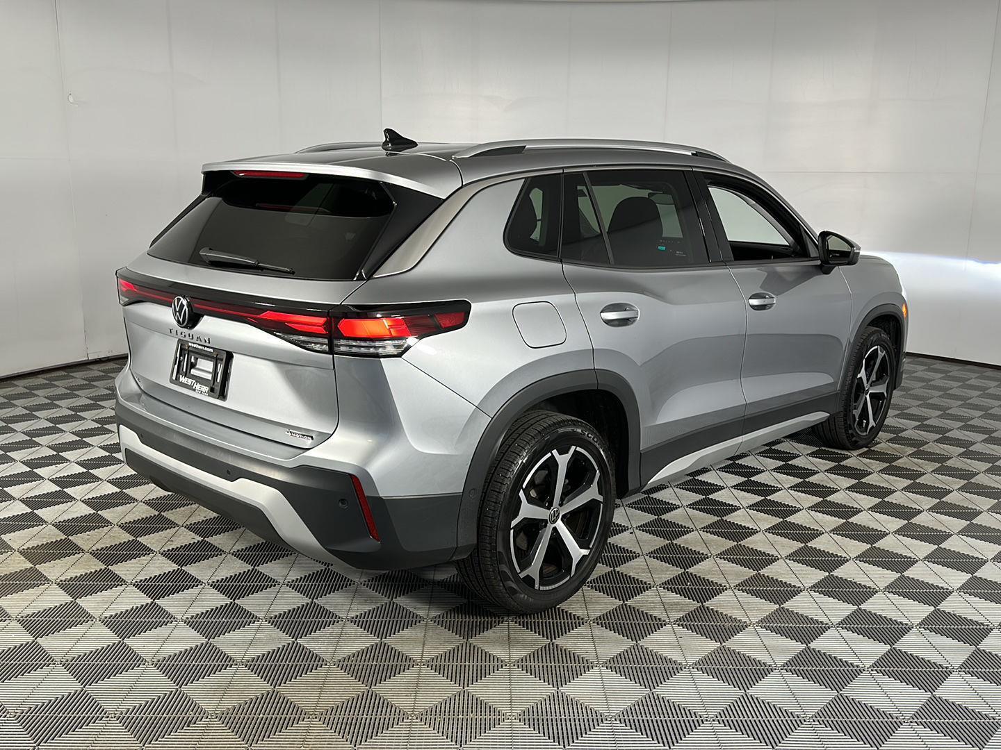 New 2025 Platinum Gray Metallic Volkswagen SE image 7