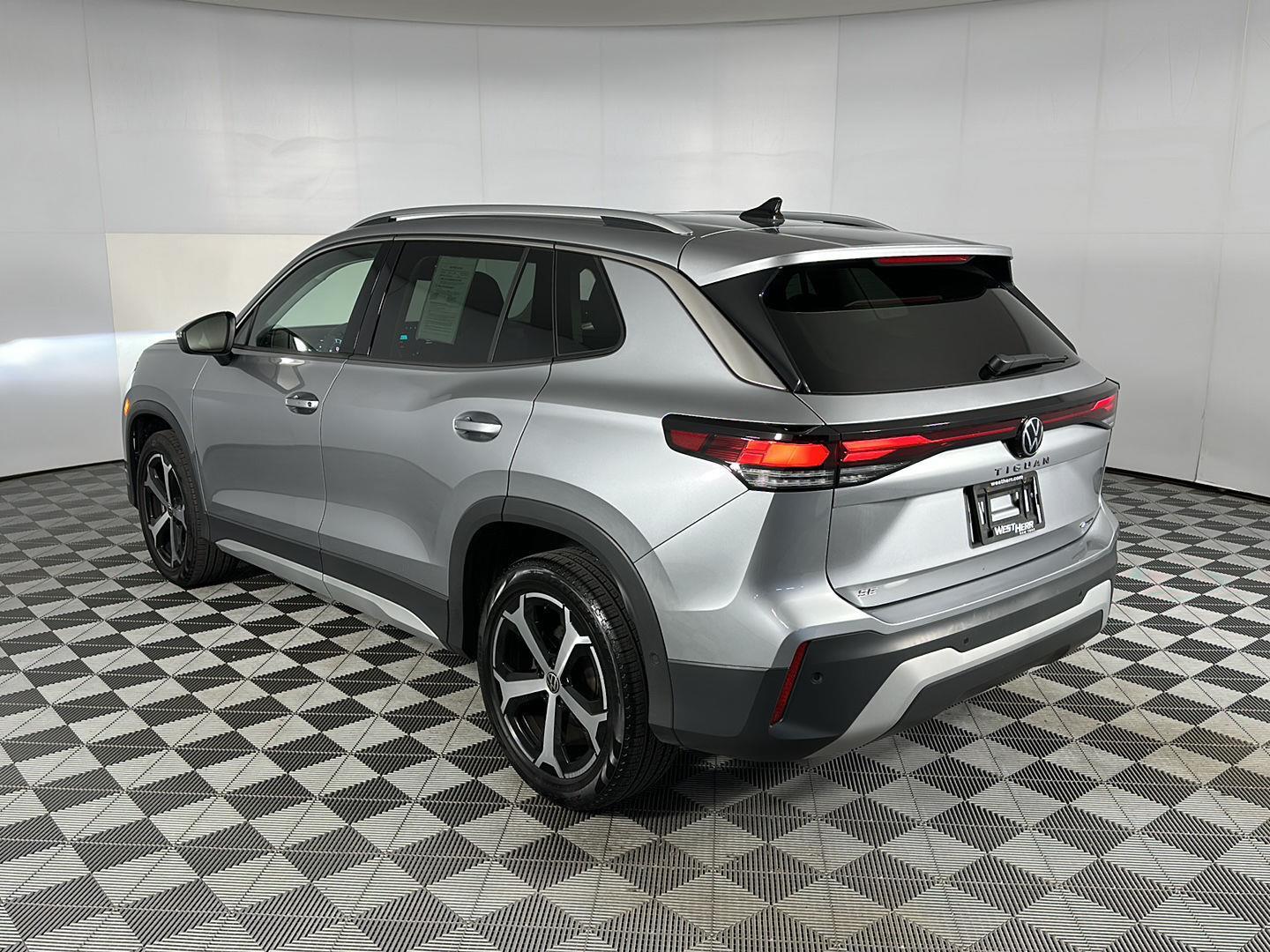 New 2025 Platinum Gray Metallic Volkswagen SE image 9
