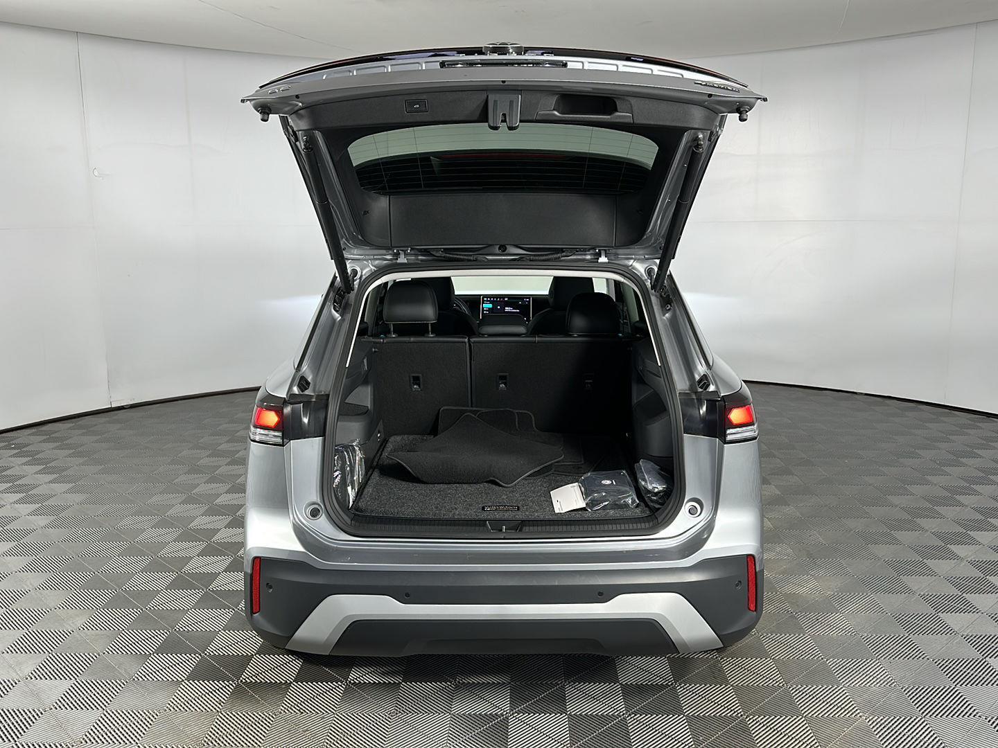 New 2025 Platinum Gray Metallic Volkswagen SE image 10
