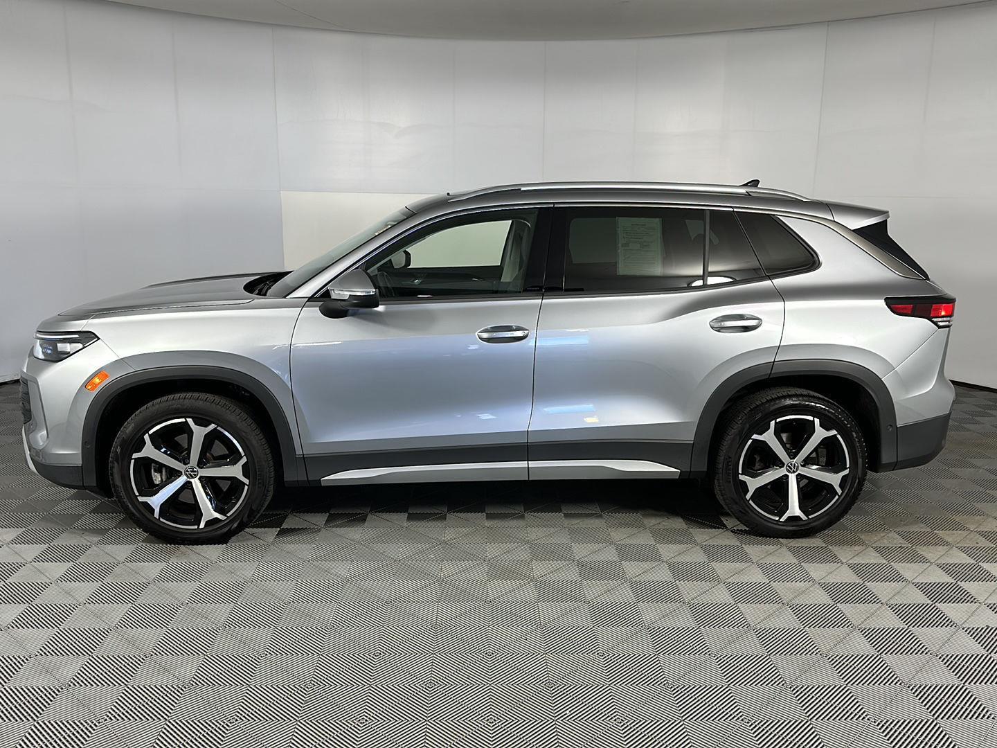 New 2025 Platinum Gray Metallic Volkswagen SE image 11