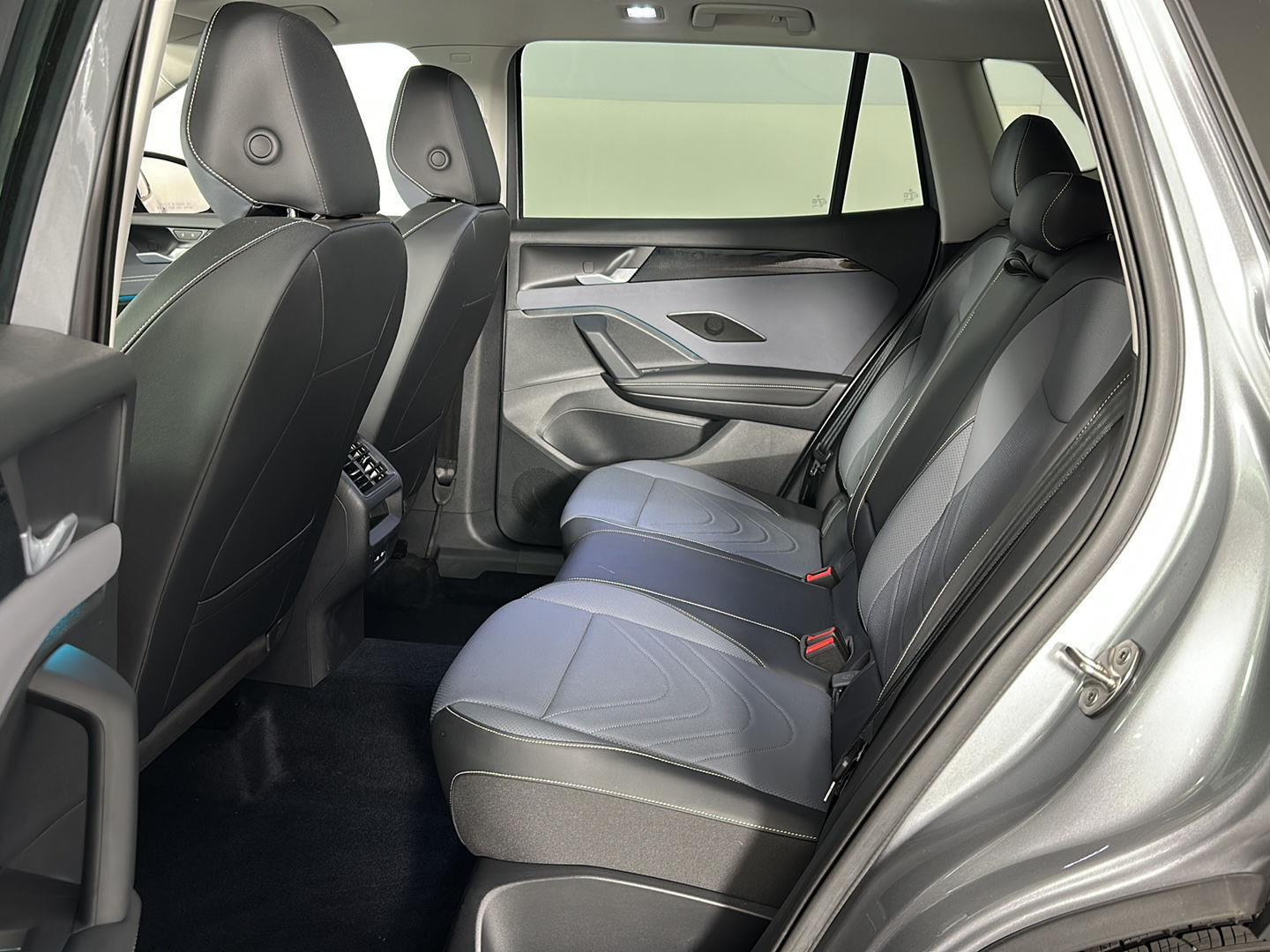 New 2025 Platinum Gray Metallic Volkswagen SE image 12