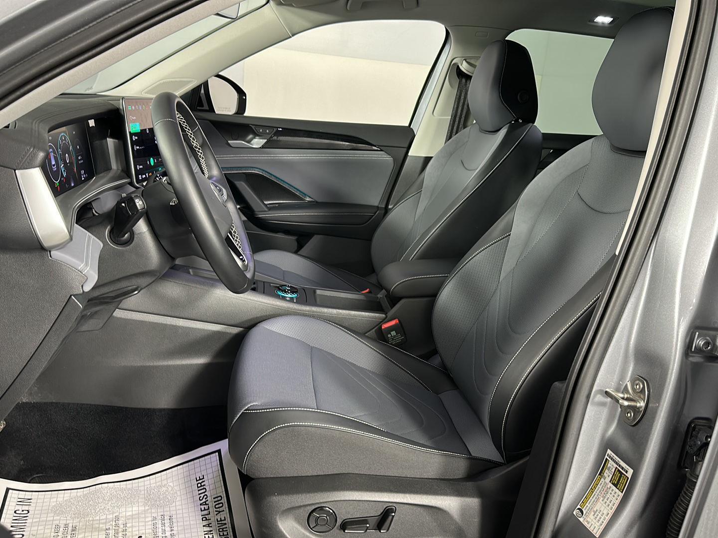 New 2025 Platinum Gray Metallic Volkswagen SE image 14