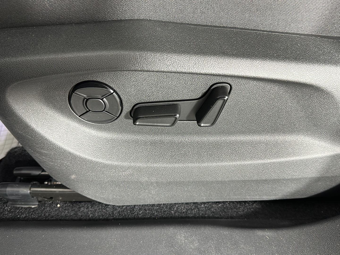 New 2025 Platinum Gray Metallic Volkswagen SE image 16