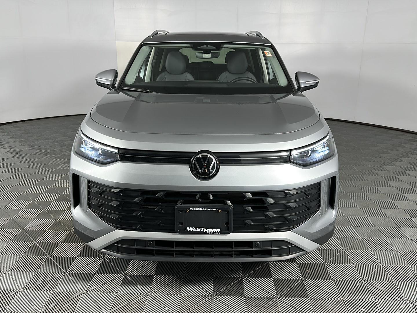 New 2025 Platinum Gray Metallic Volkswagen SE image 23