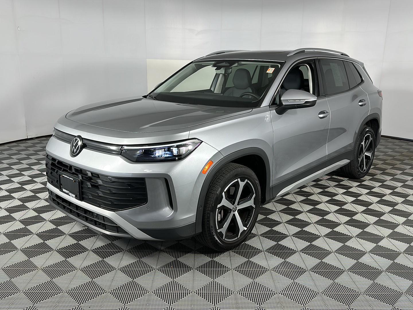 New 2025 Platinum Gray Metallic Volkswagen SE image 24