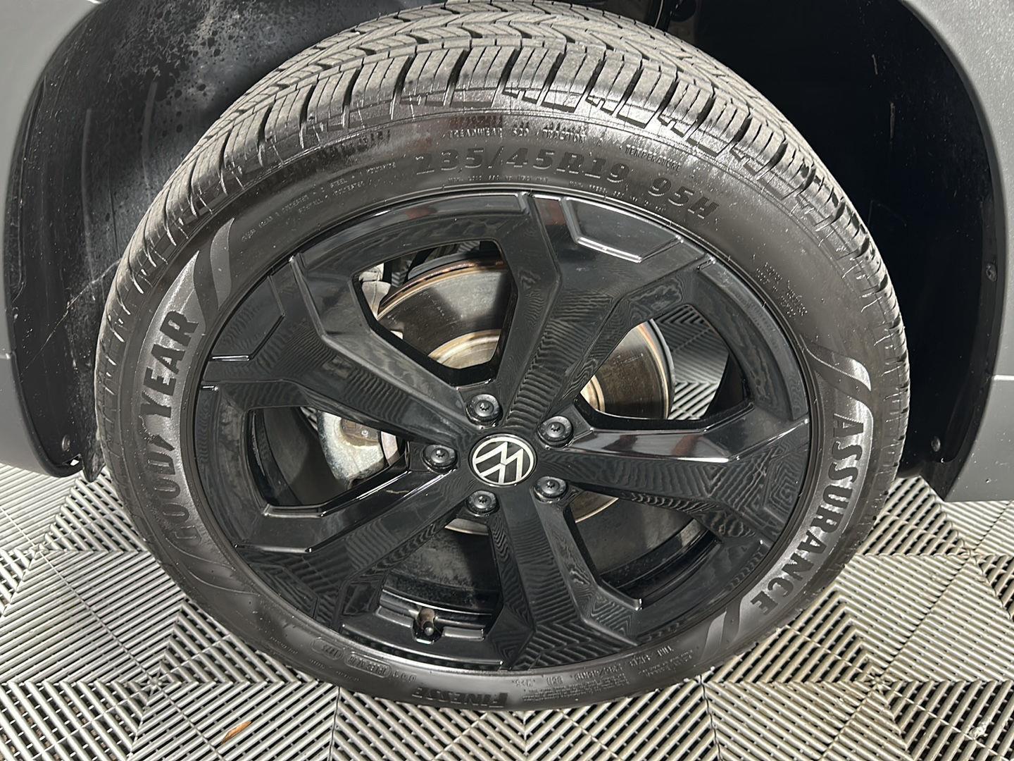 New 2025 Deep Black Pearl Volkswagen SE Black image 15