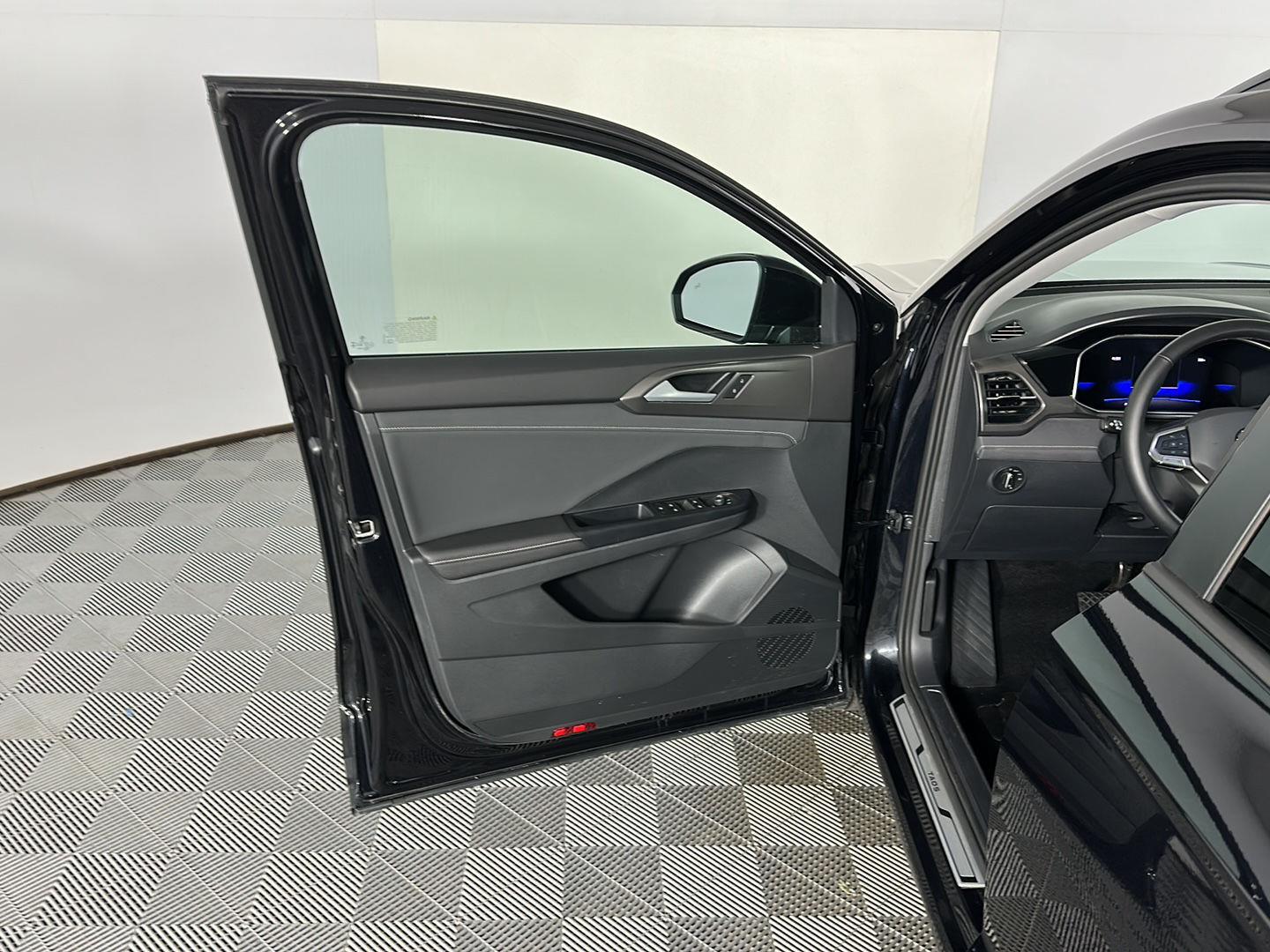 New 2025 Deep Black Pearl Volkswagen SE Black image 18