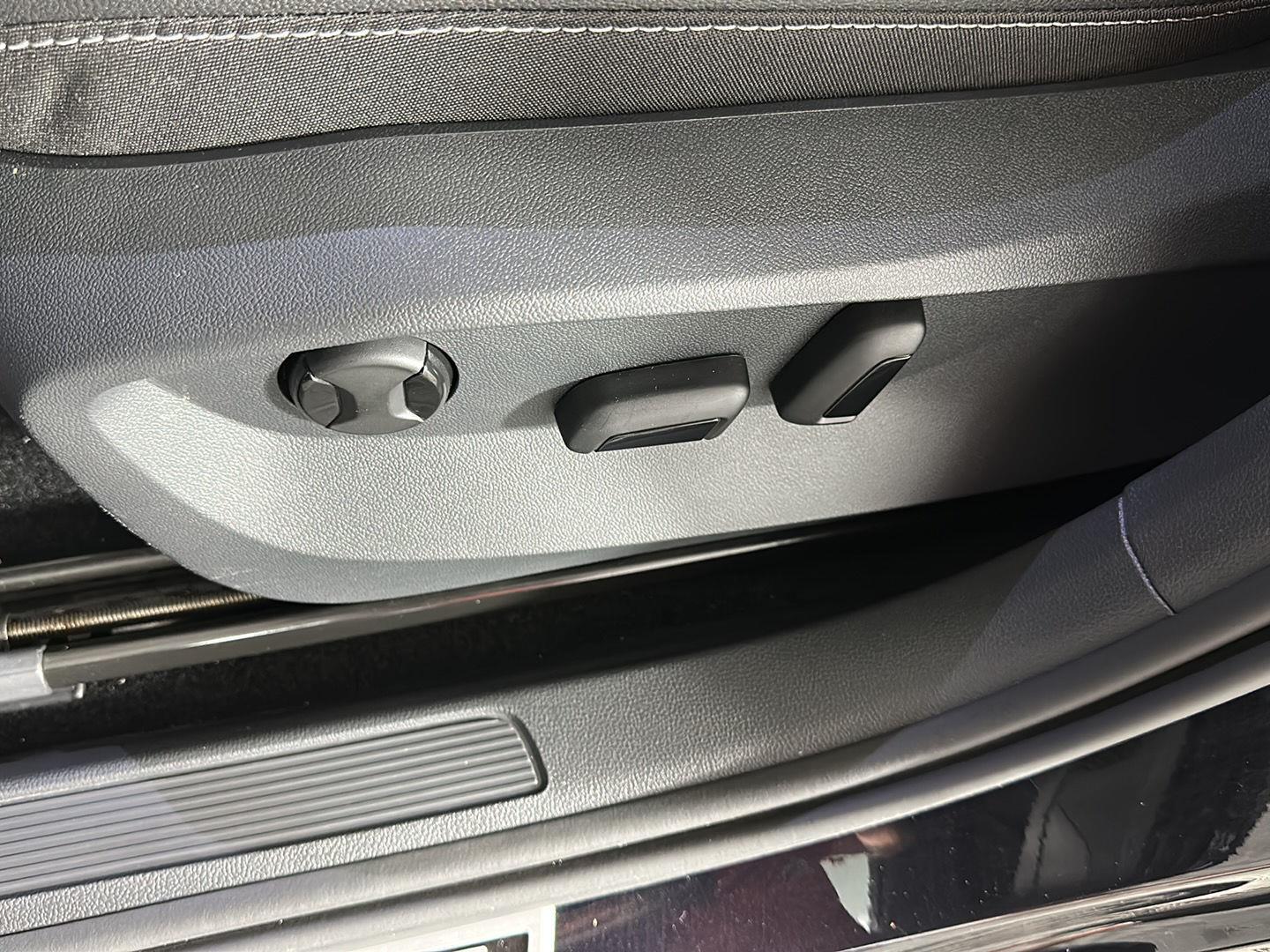 New 2025 Deep Black Pearl Volkswagen SE Black image 21