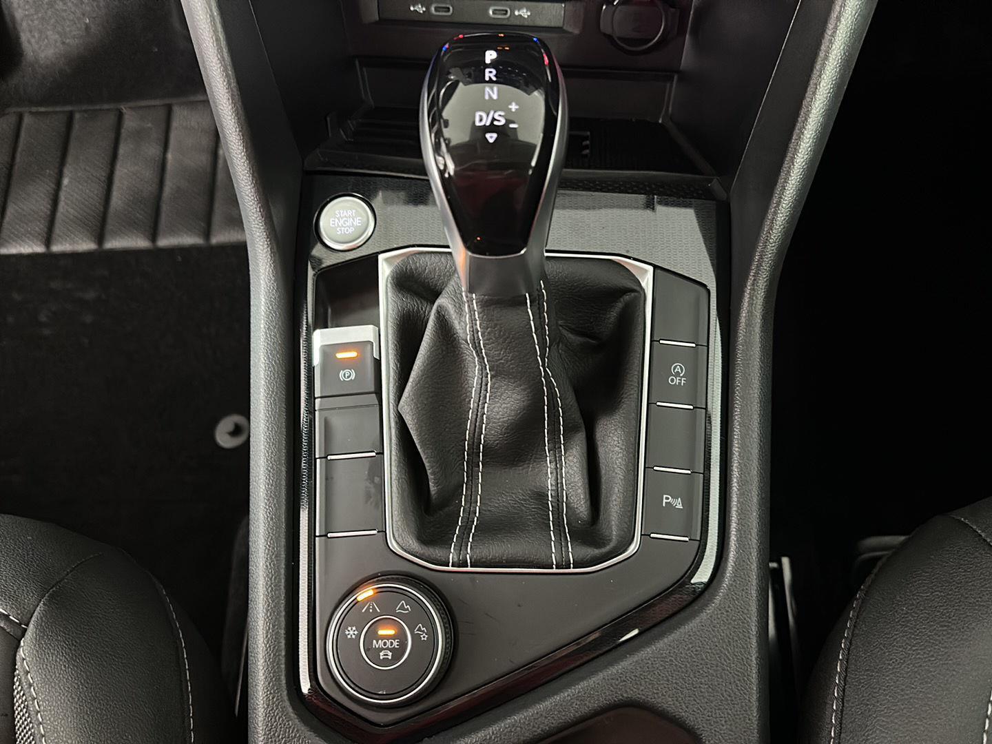 New 2025 Deep Black Pearl Volkswagen SE Black image 36