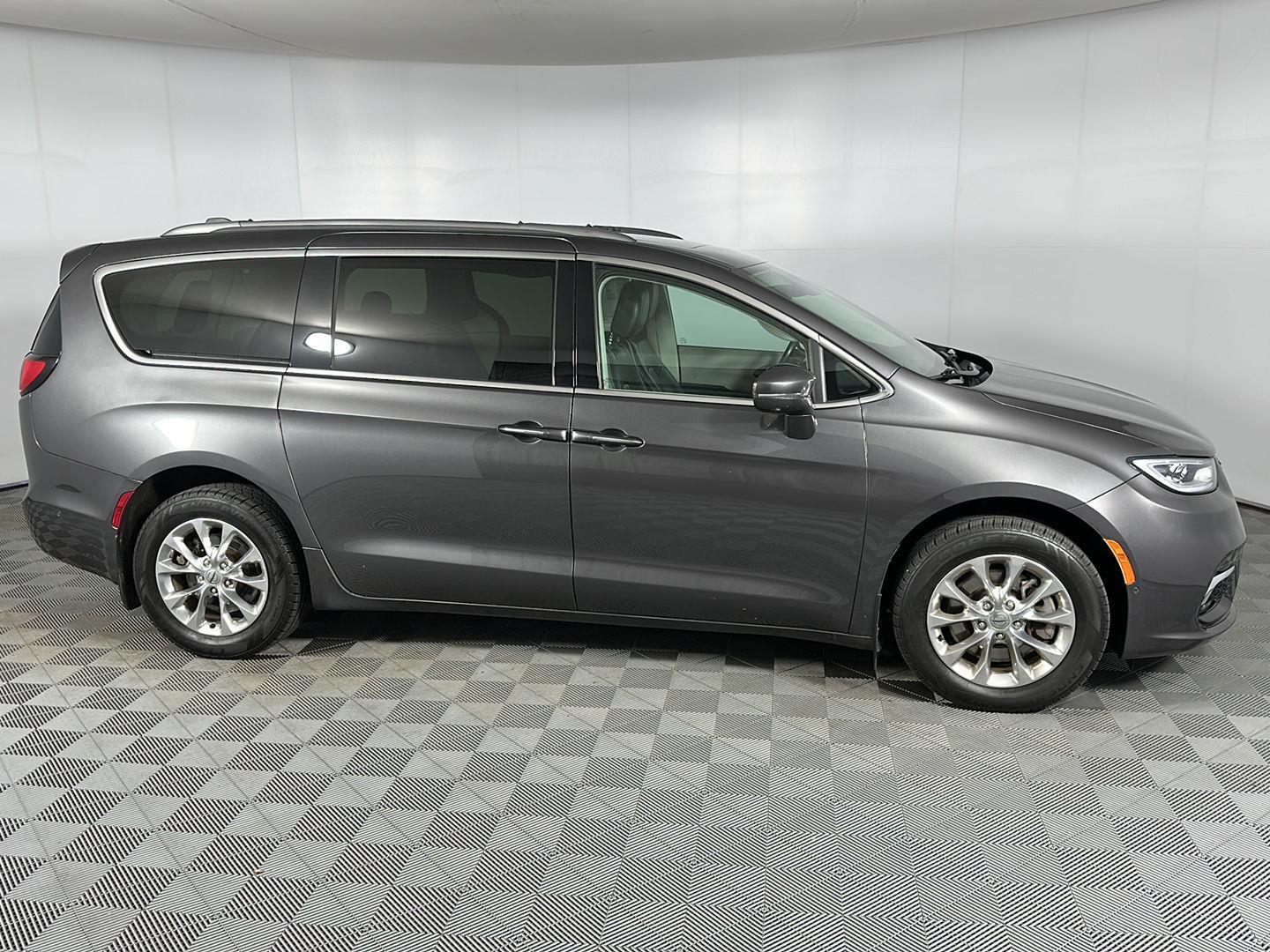 Used 2021 Granite Crystal Metallic Clearcoat Chrysler Touring L image 4