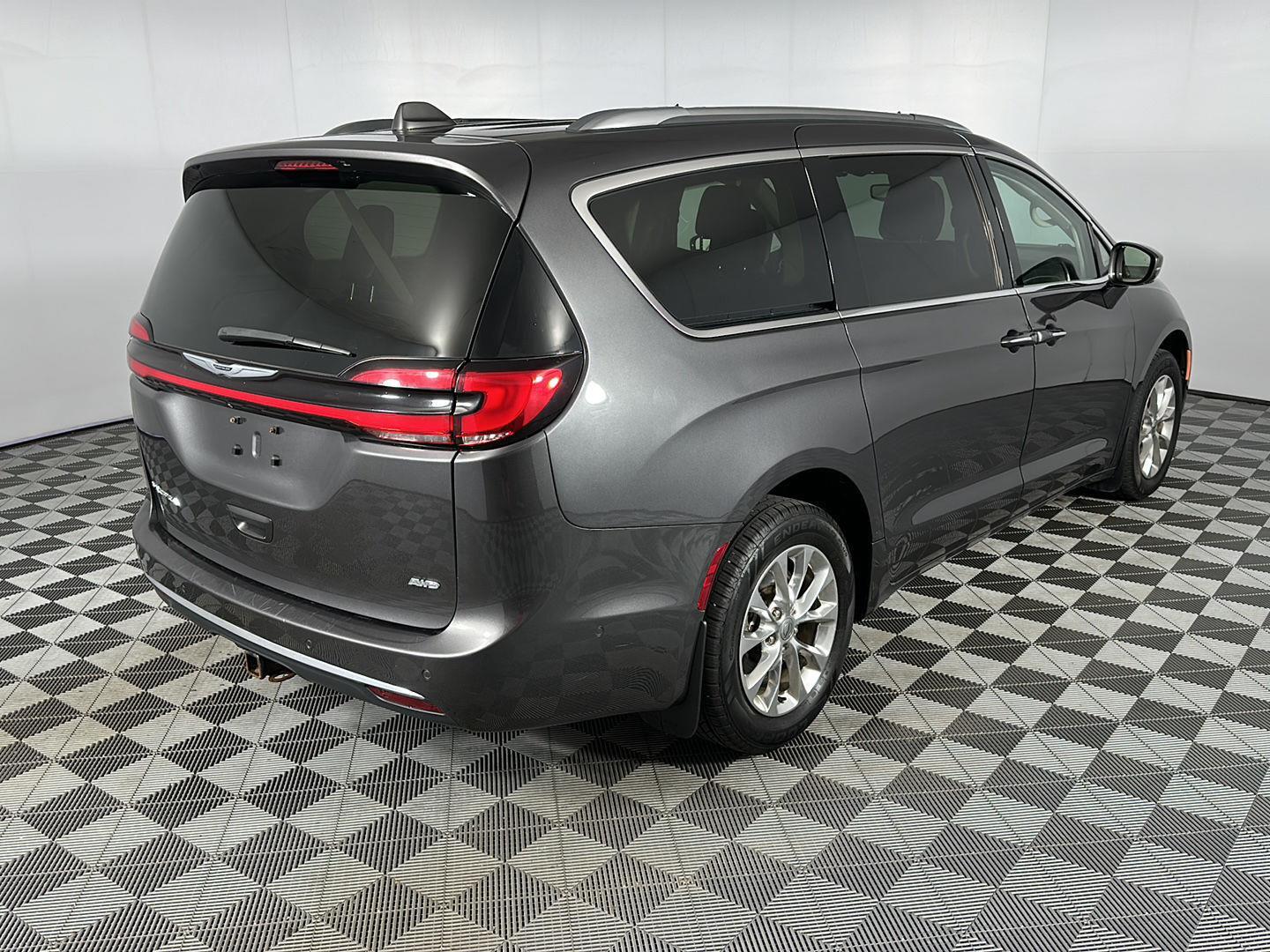 Used 2021 Granite Crystal Metallic Clearcoat Chrysler Touring L image 9