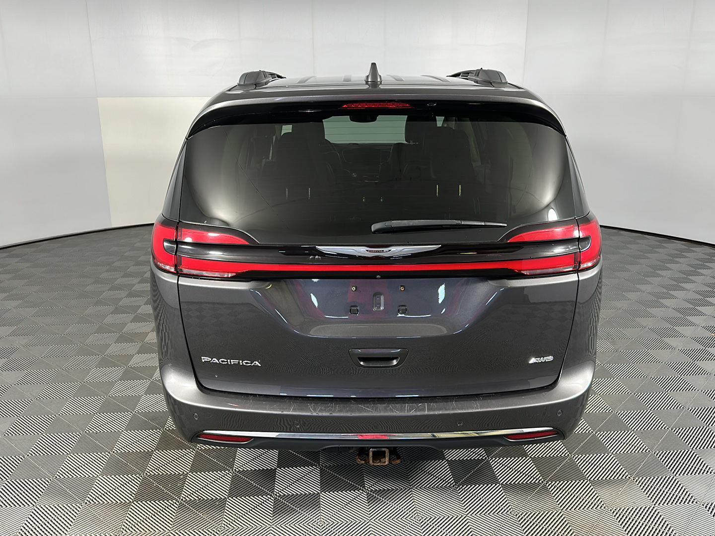 Used 2021 Granite Crystal Metallic Clearcoat Chrysler Touring L image 10