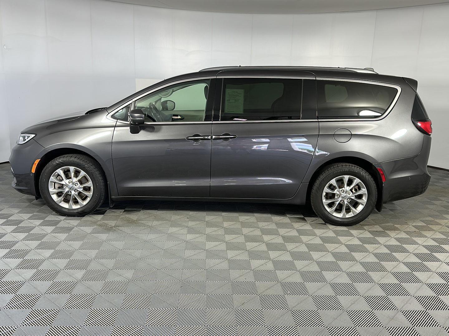 Used 2021 Granite Crystal Metallic Clearcoat Chrysler Touring L image 14