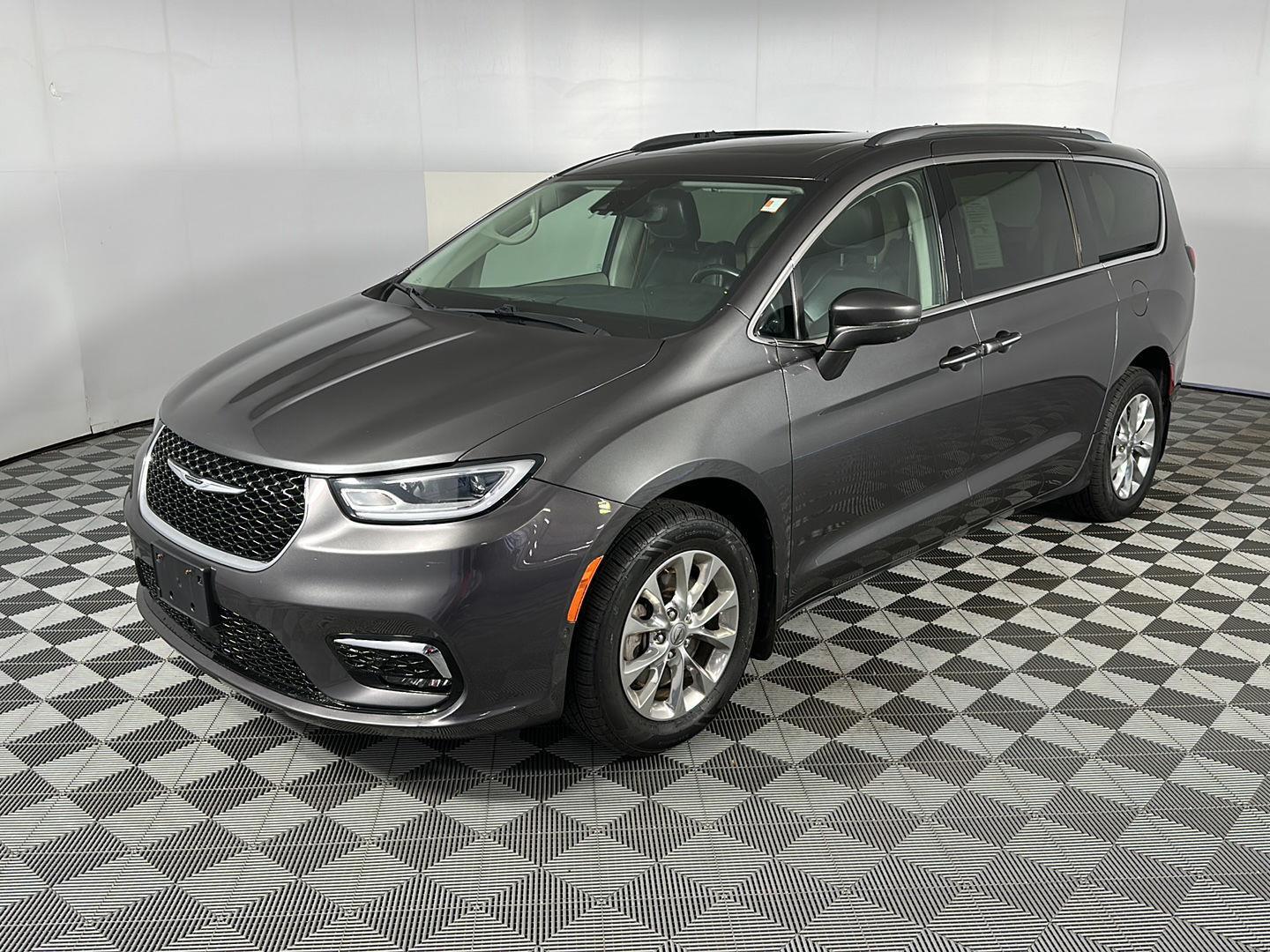 Used 2021 Granite Crystal Metallic Clearcoat Chrysler Touring L image 15