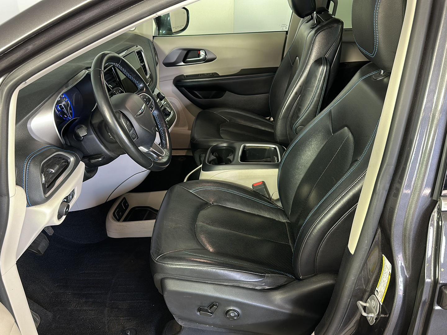 Used 2021 Granite Crystal Metallic Clearcoat Chrysler Touring L image 17