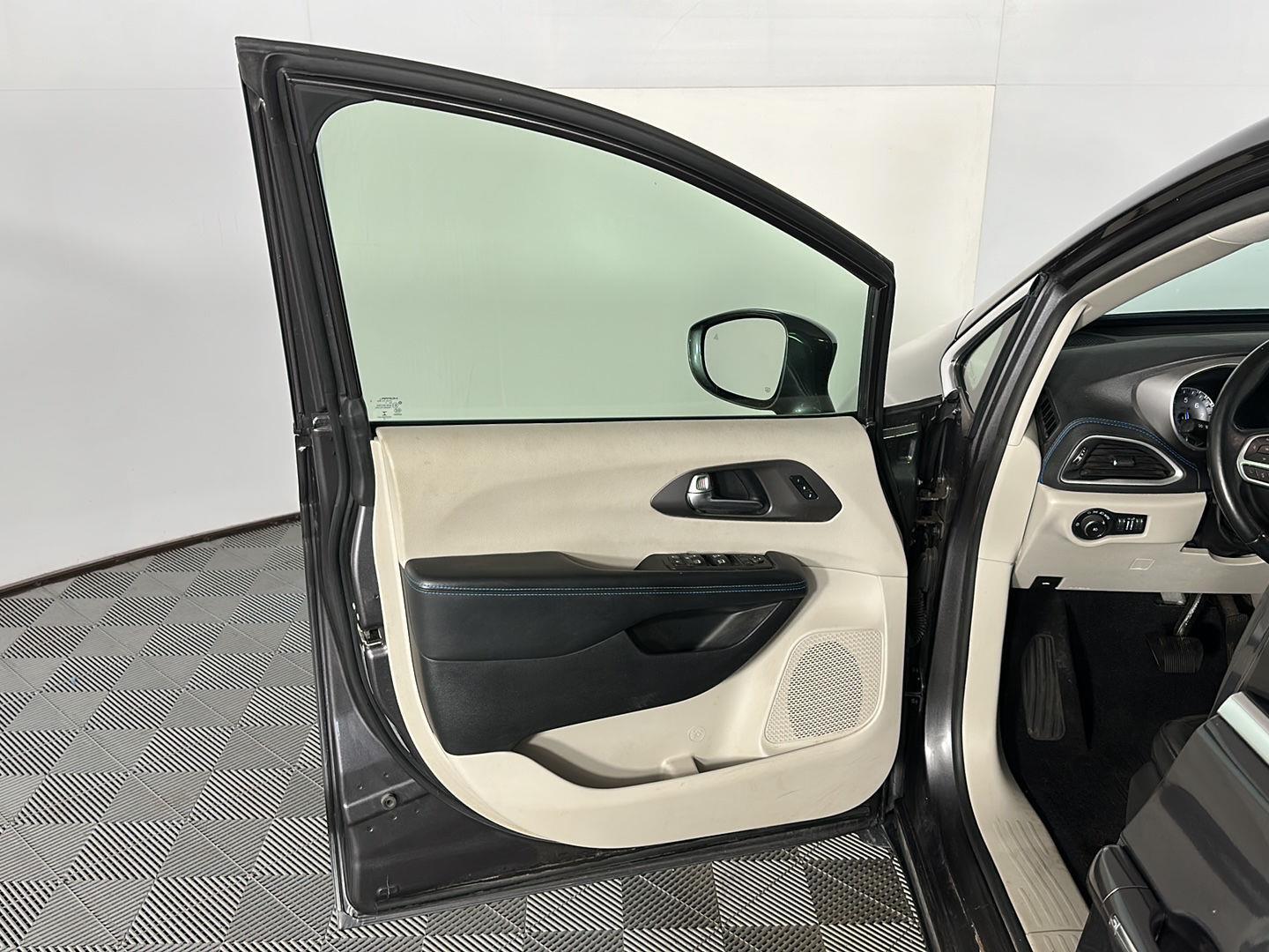 Used 2021 Granite Crystal Metallic Clearcoat Chrysler Touring L image 20