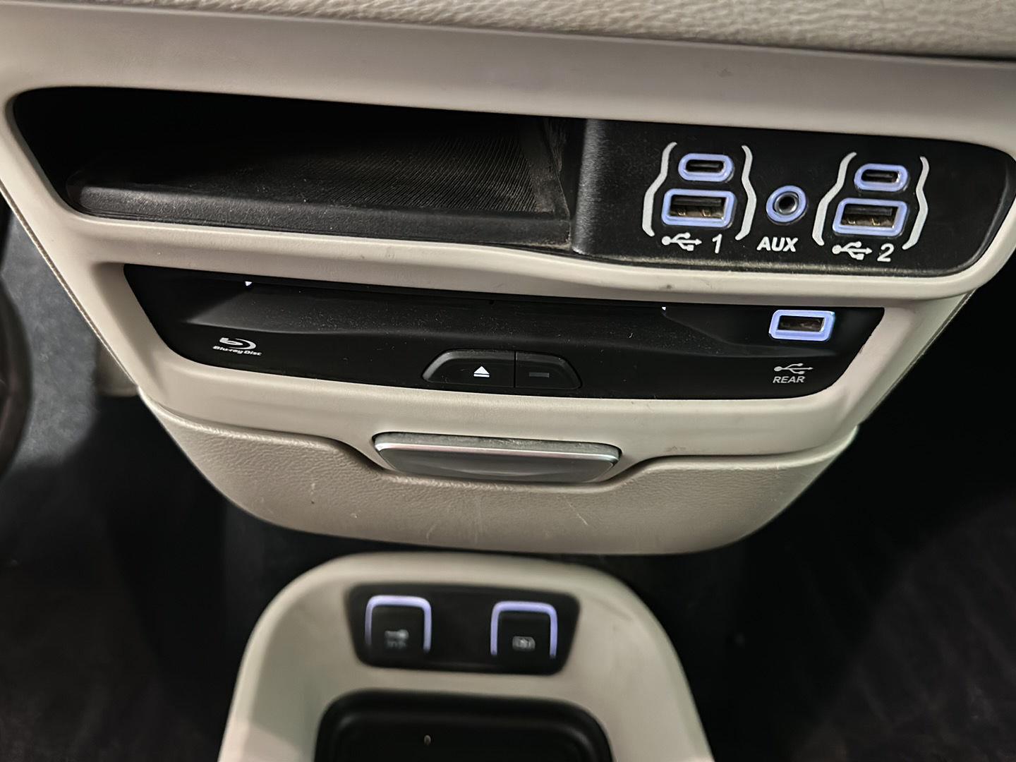Used 2021 Granite Crystal Metallic Clearcoat Chrysler Touring L image 39