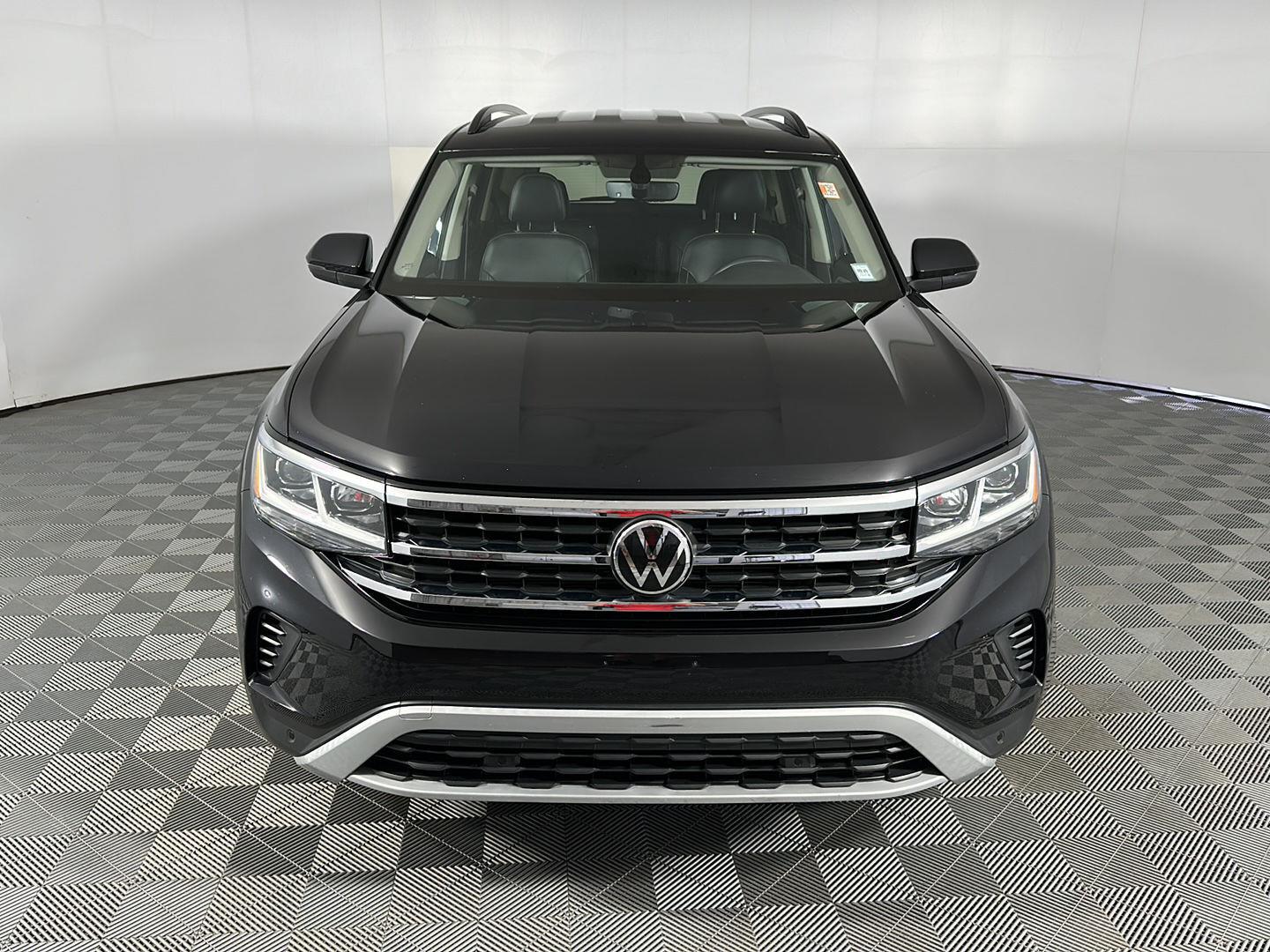 Used 2023 Deep Black Pearl Volkswagen 3.6L V6 SE w/Technology image 2
