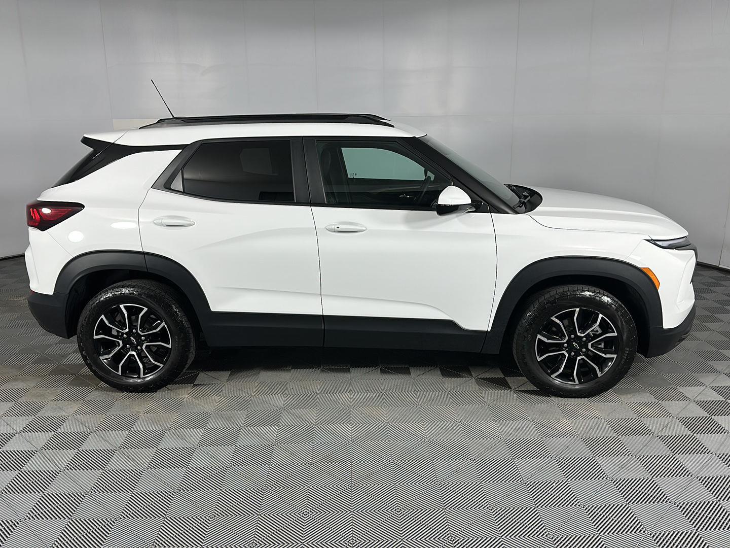 Used 2024 Summit White Chevrolet ACTIV image 4