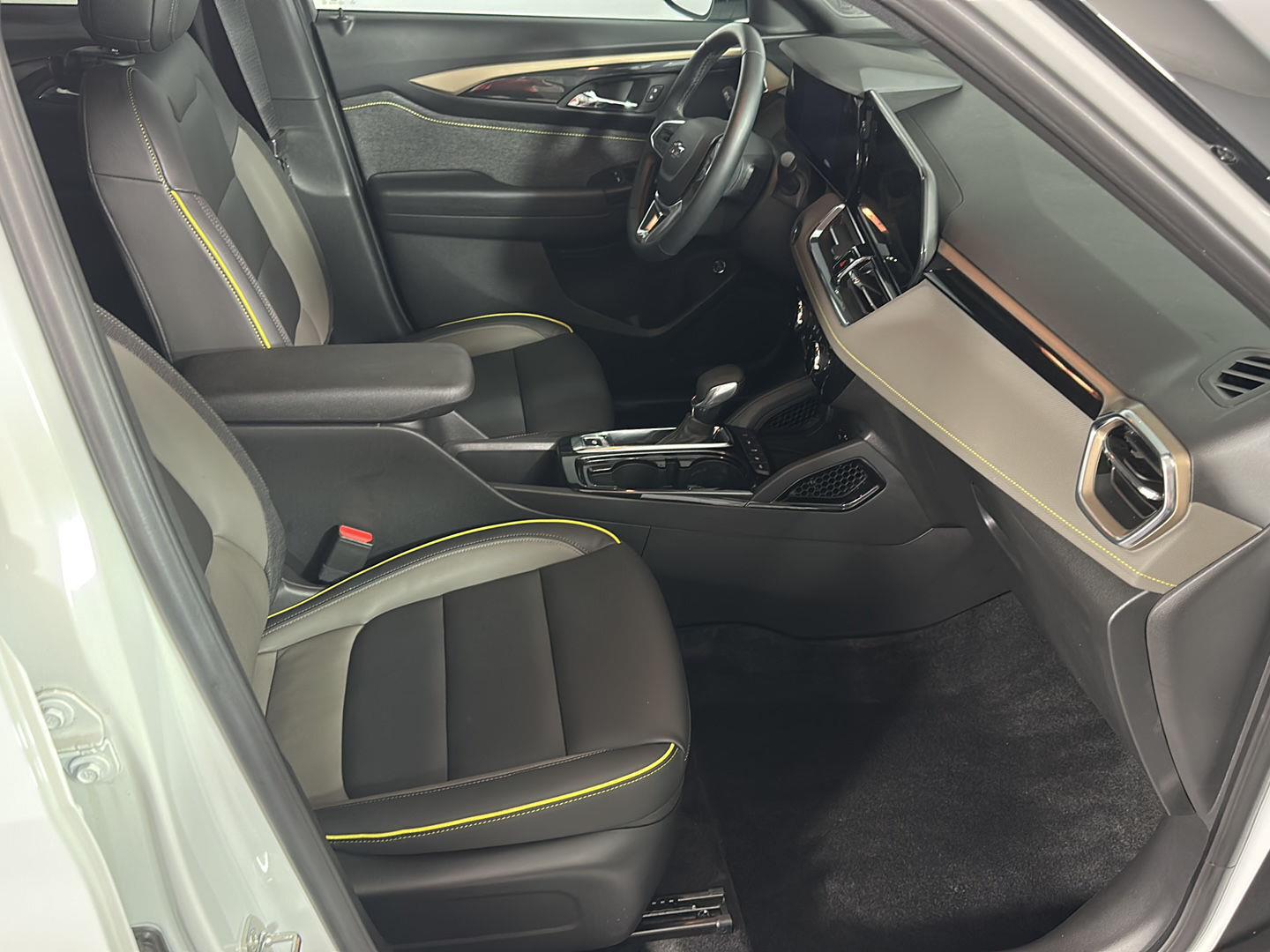 Used 2024 Summit White Chevrolet ACTIV image 6