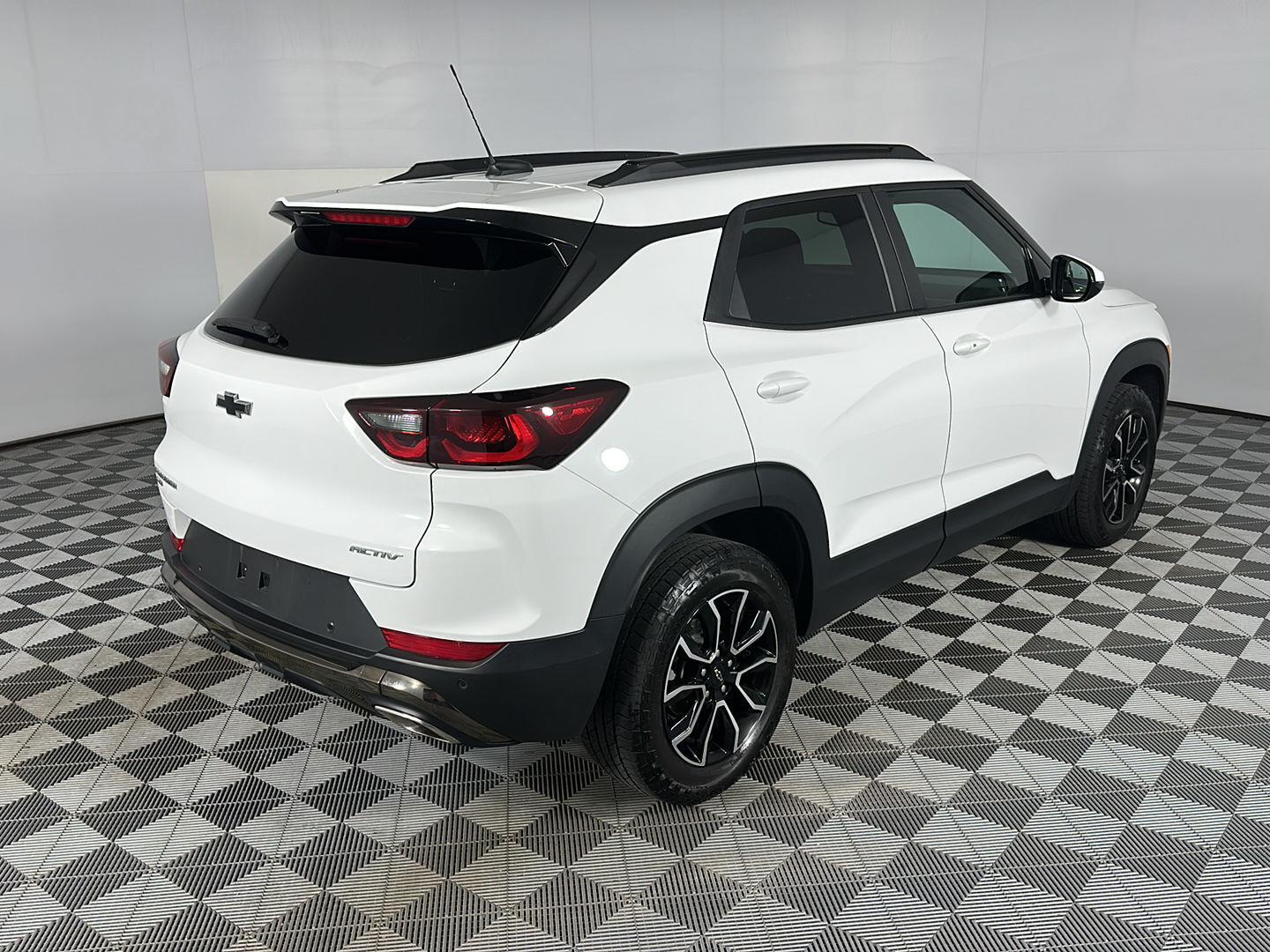 Used 2024 Summit White Chevrolet ACTIV image 8