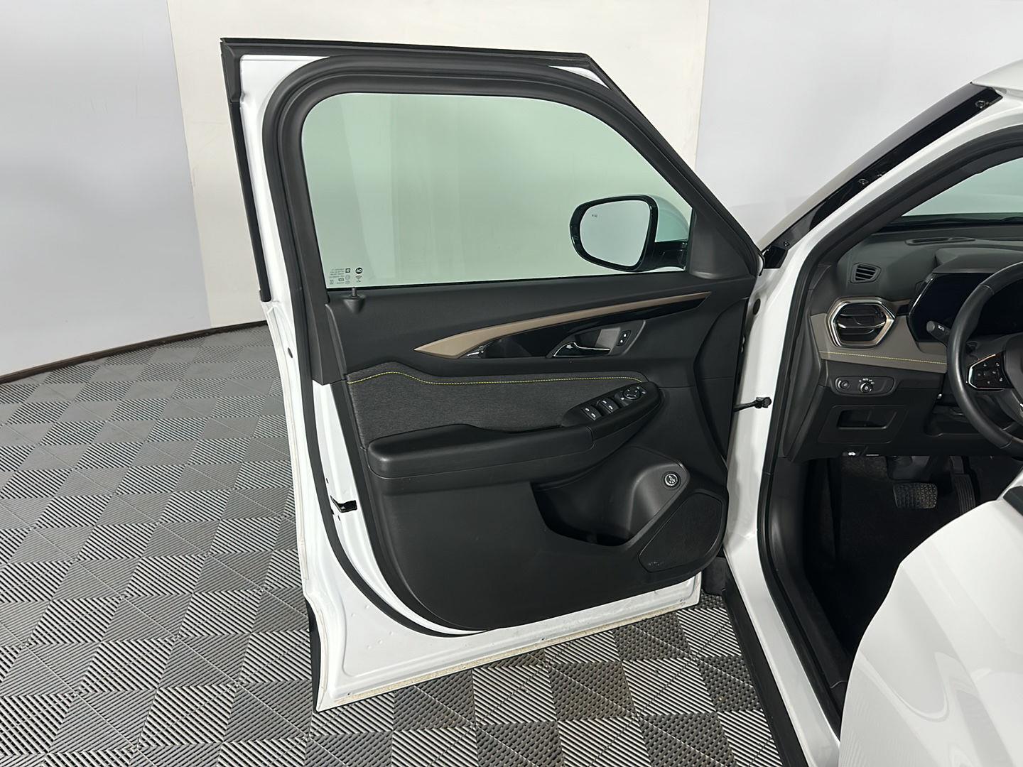 Used 2024 Summit White Chevrolet ACTIV image 18