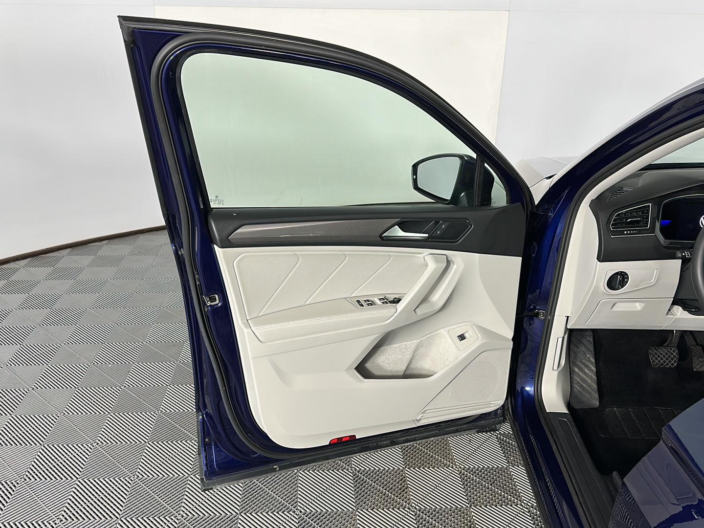 Certified Used 2024 Atlantic Blue Metallic Volkswagen SE image 18