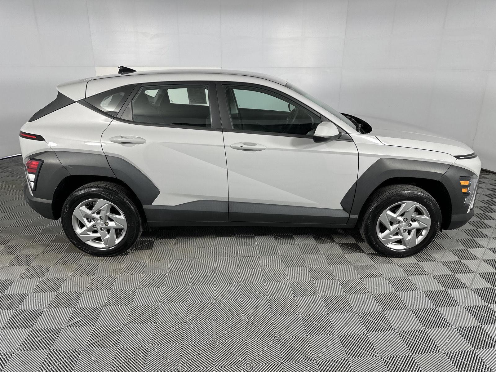 Used 2024 Cyber Gray Metallic Hyundai SE image 4