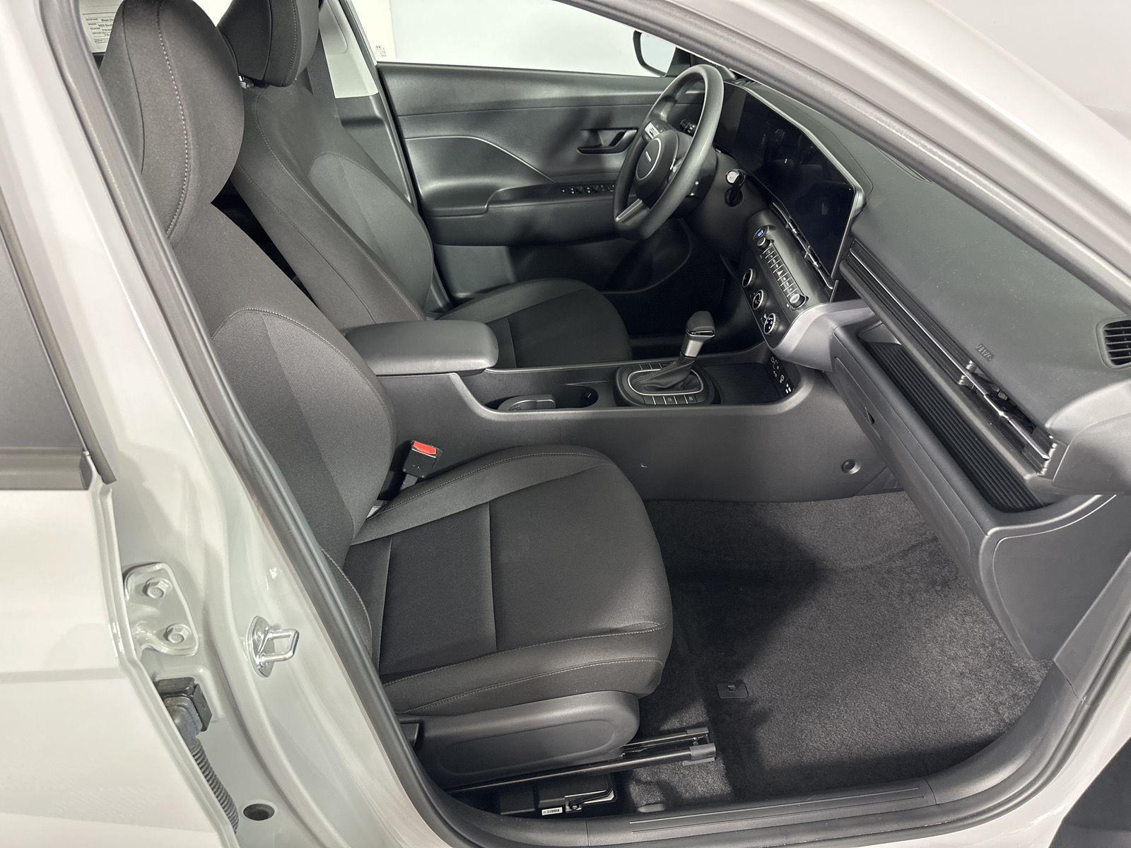 Used 2024 Cyber Gray Metallic Hyundai SE image 6