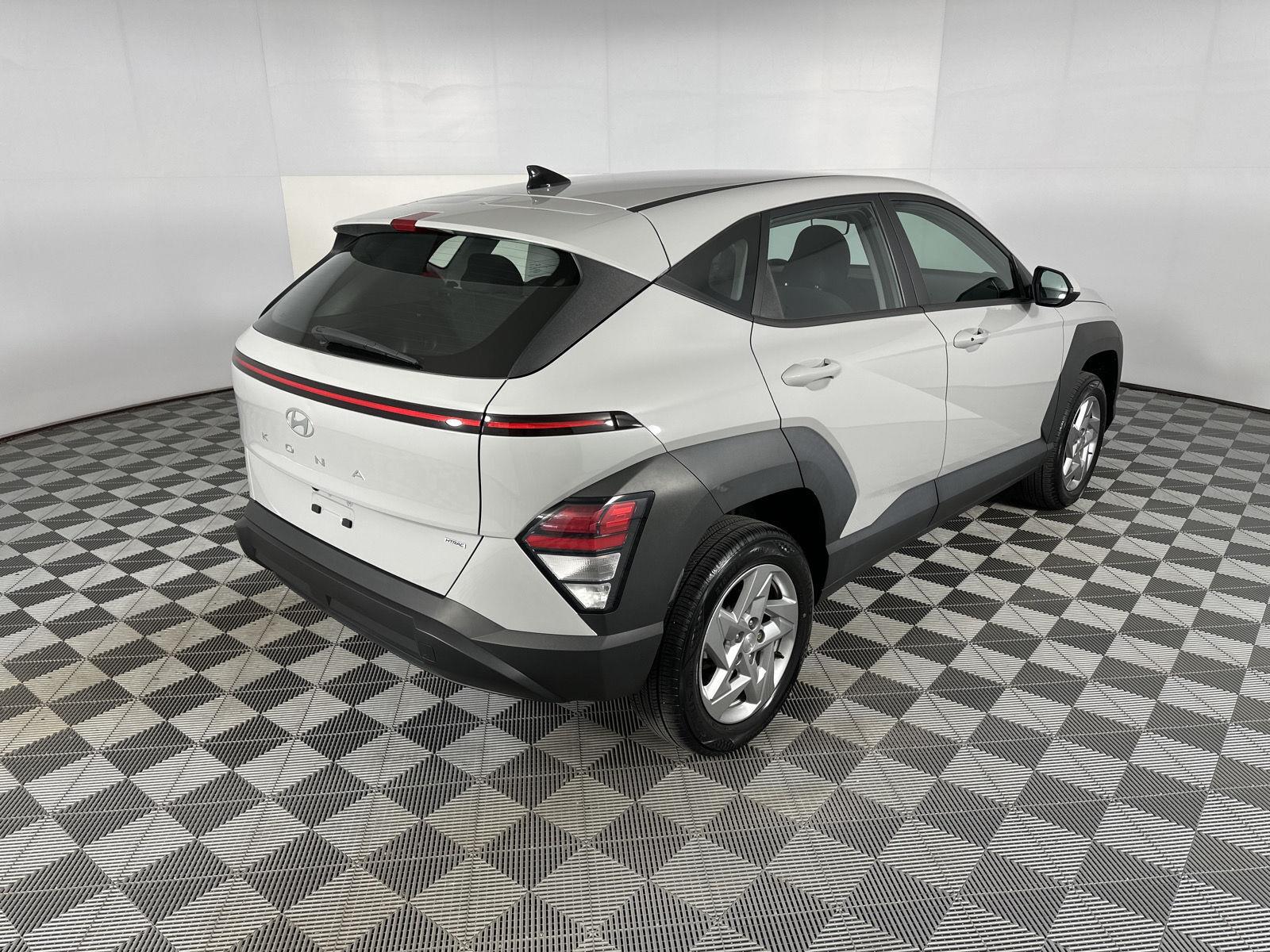 Used 2024 Cyber Gray Metallic Hyundai SE image 8