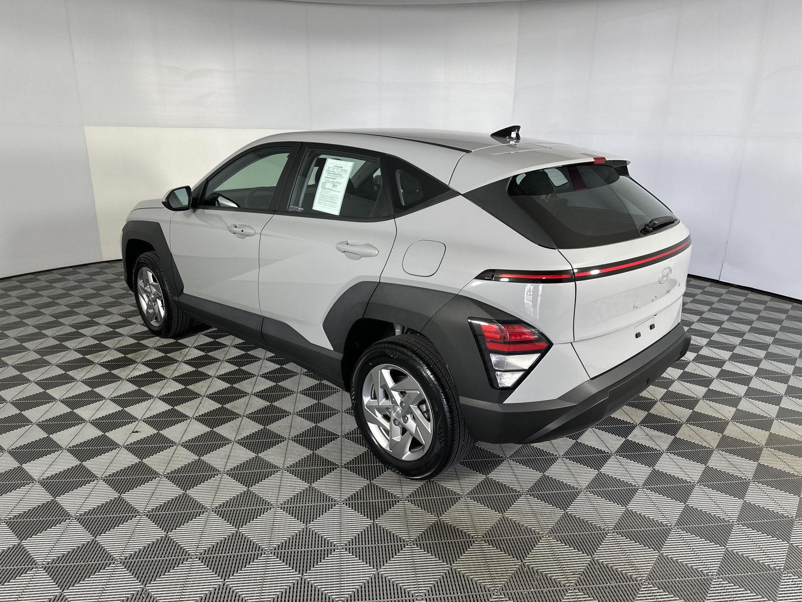 Used 2024 Cyber Gray Metallic Hyundai SE image 11