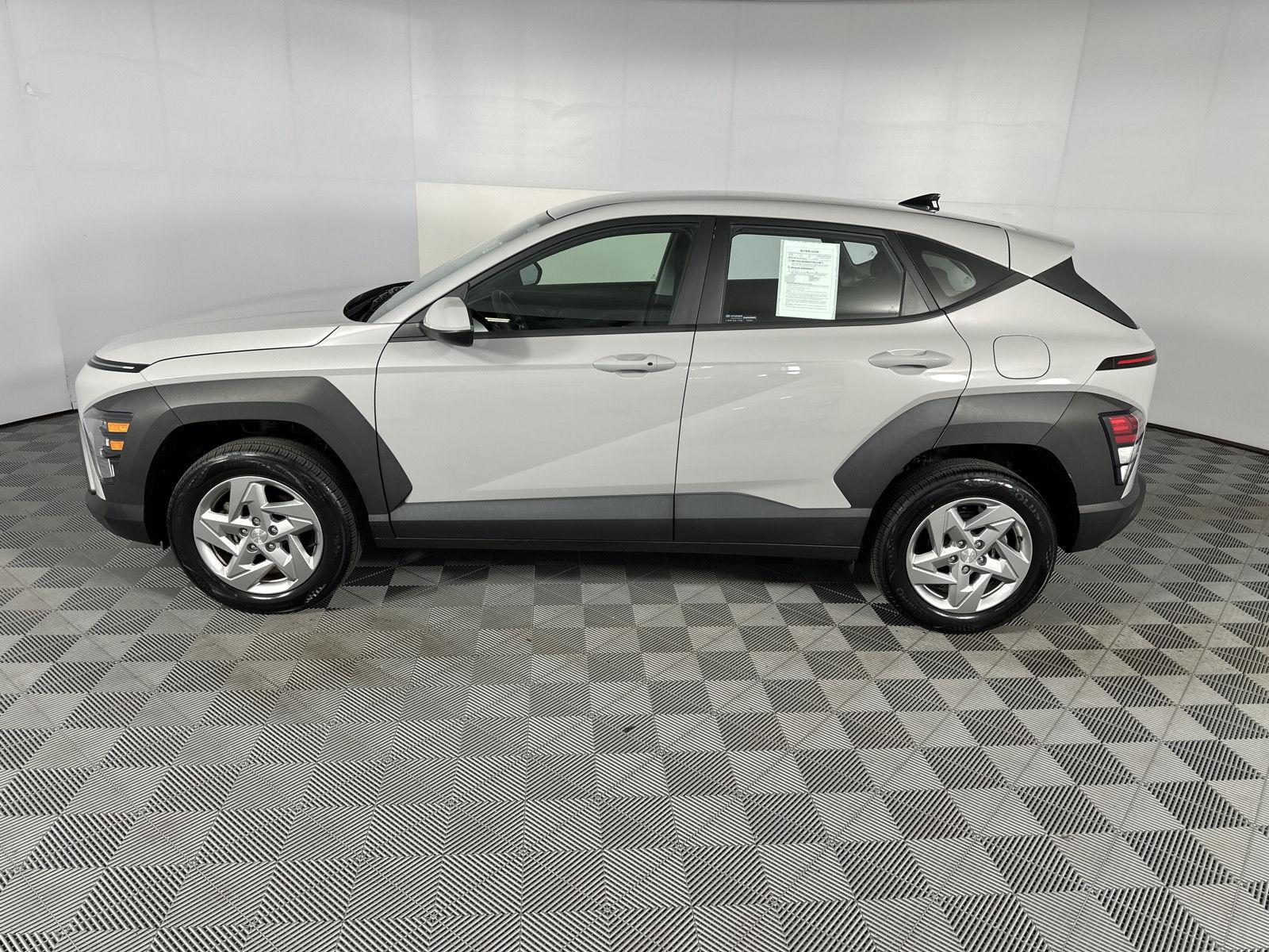 Used 2024 Cyber Gray Metallic Hyundai SE image 12