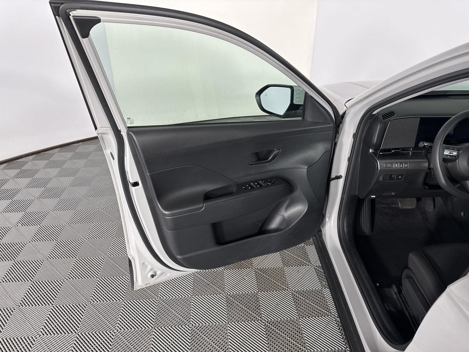 Used 2024 Cyber Gray Metallic Hyundai SE image 17