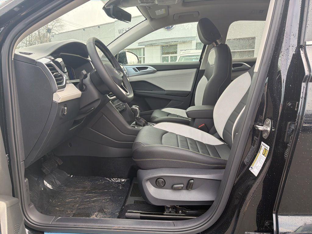New 2026 Deep Black Pearl Volkswagen 1.5T SEL image 5