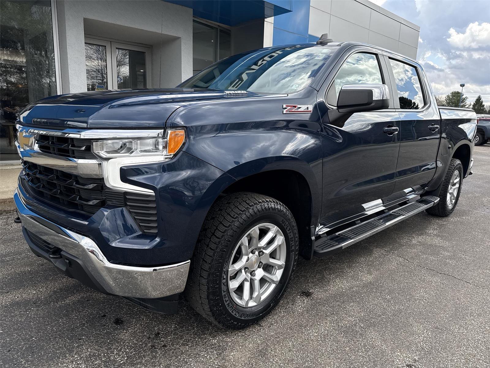2023 Chevrolet Silverado 1500 LT - 3