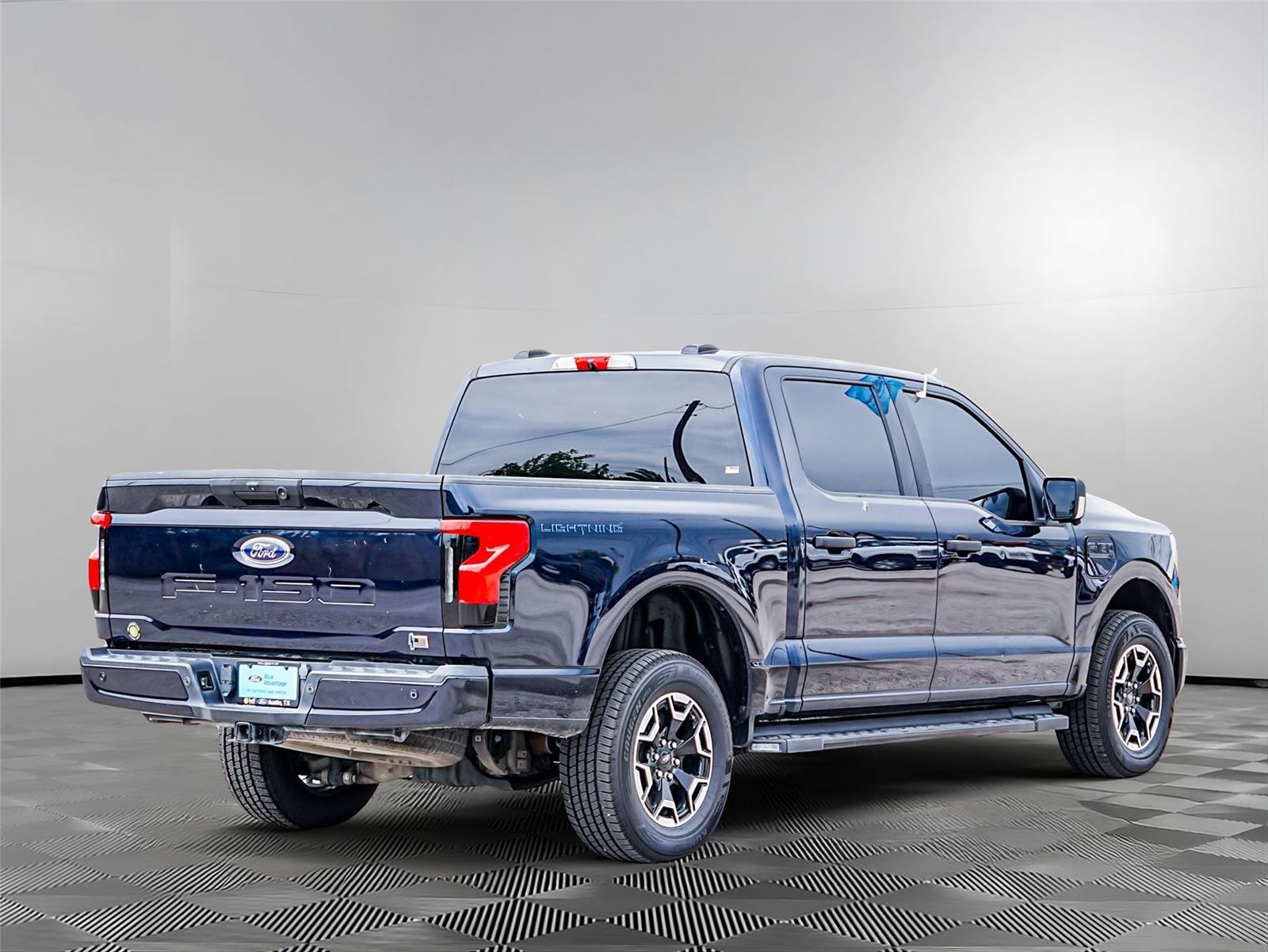 View vehicle photo 4