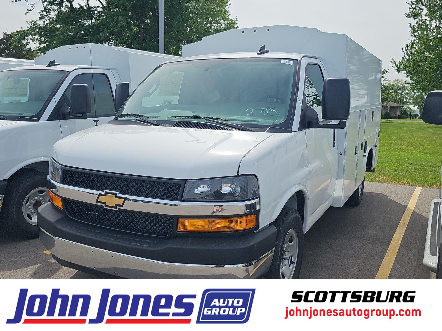 Summit White 2026 Chevrolet Express Chassis 3500 Cutaway 139 Van Rear-Wheel Drive 8-Speed Automatic