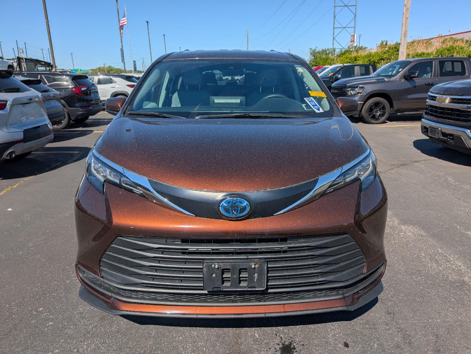 Pre-Owned 2022 Toyota Sienna LE 8-Passenger Passenger Van in
