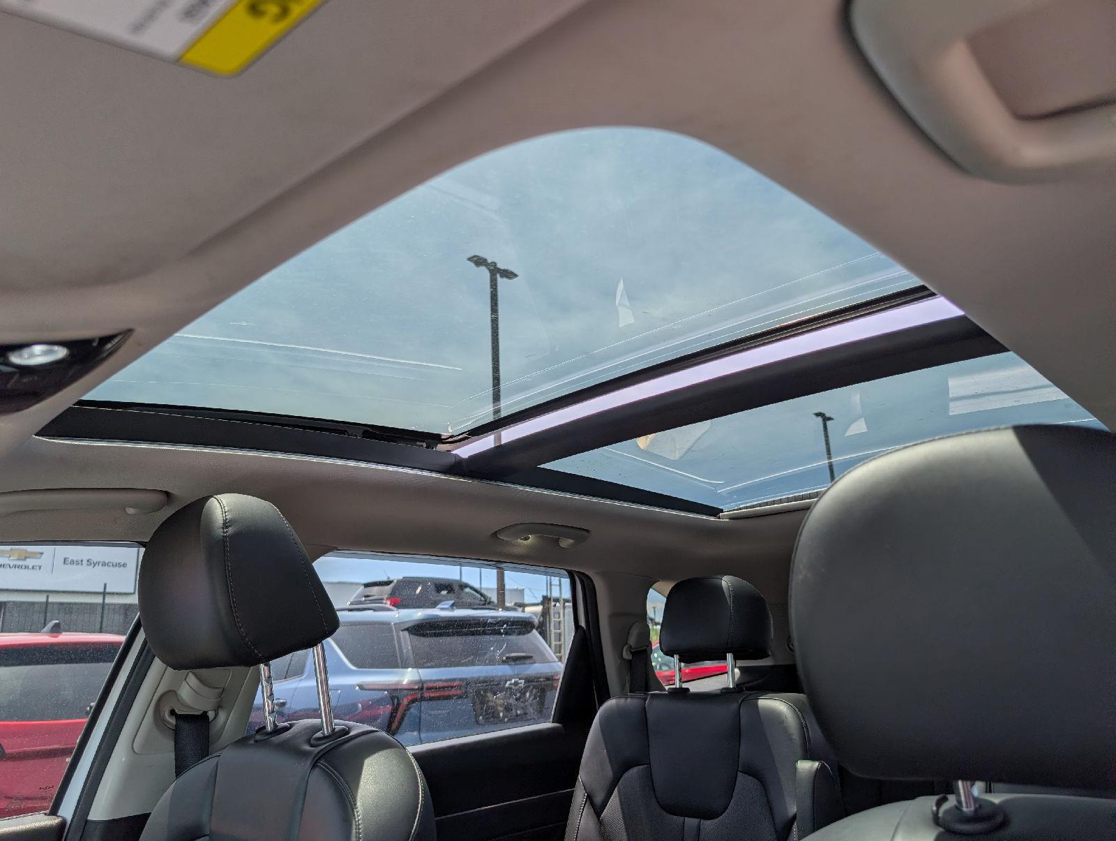 Used 2022 Glacial White Pearl Kia SX image 21