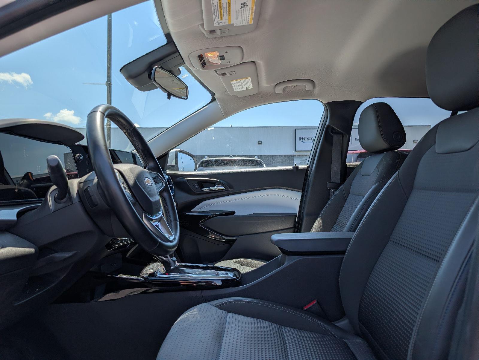 Used 2024 Summit White Chevrolet LT image 11